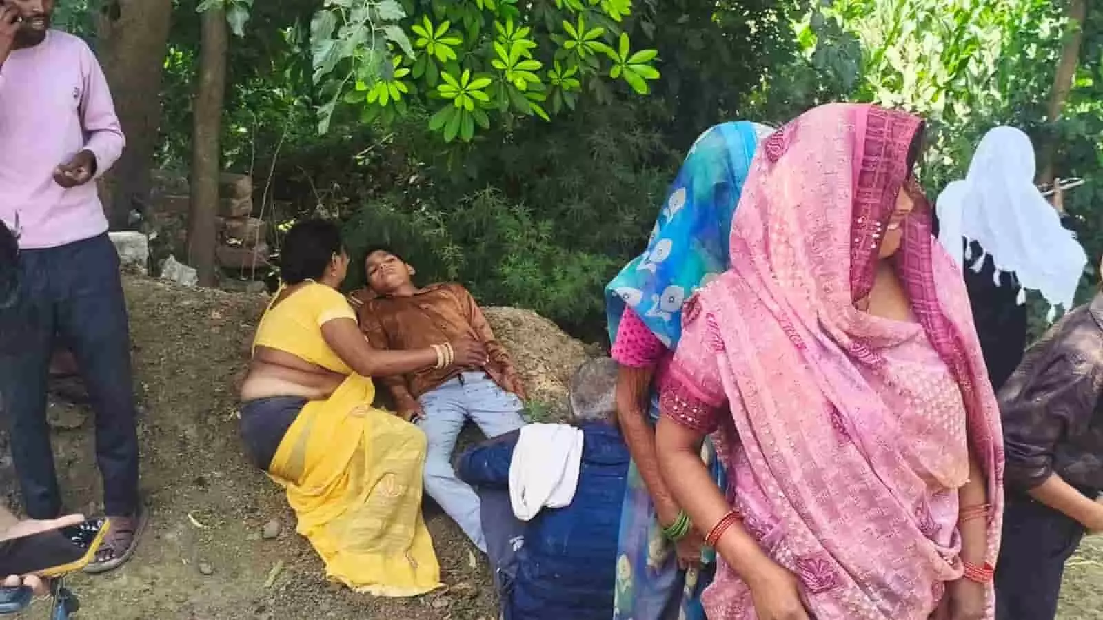 अलीगंज के अमरोली रतनपुर में सड़क हादसे के बाद जमीन पर लेटा घायल बच्चा और बैठी महिलाएं। अलीगंज के अमरोली रतनपुर में सड़क हादसे के बाद जमीन पर लेटा घायल बच्चा और बैठी महिलाएं।