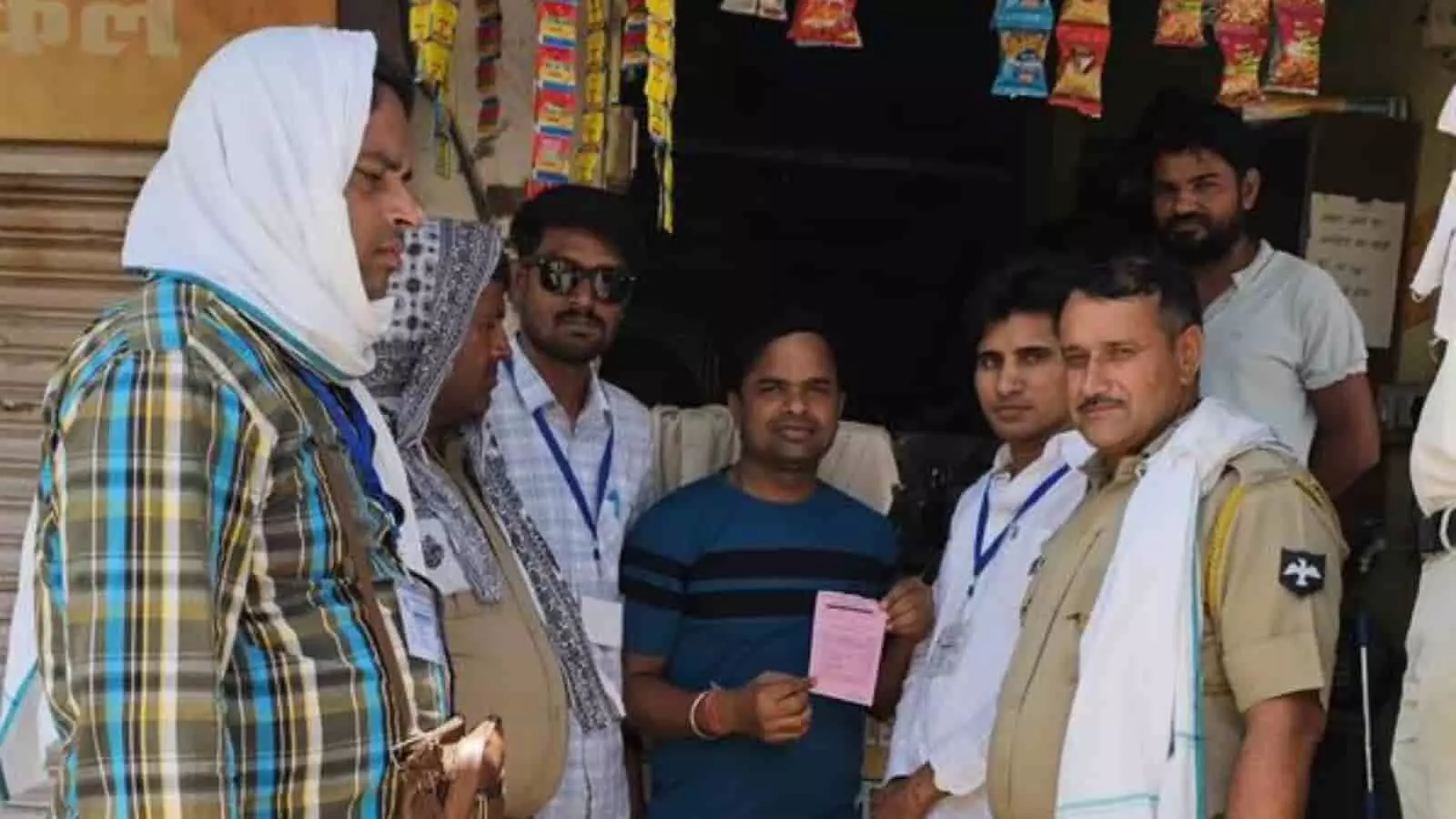 गंगापुर सिटी में नगर परिषद टीम को यूजर चार्ज की रसीद दिखाते पार्षद विनोद कुमार। गंगापुर सिटी में नगर परिषद टीम को यूजर चार्ज की रसीद दिखाते पार्षद विनोद कुमार।