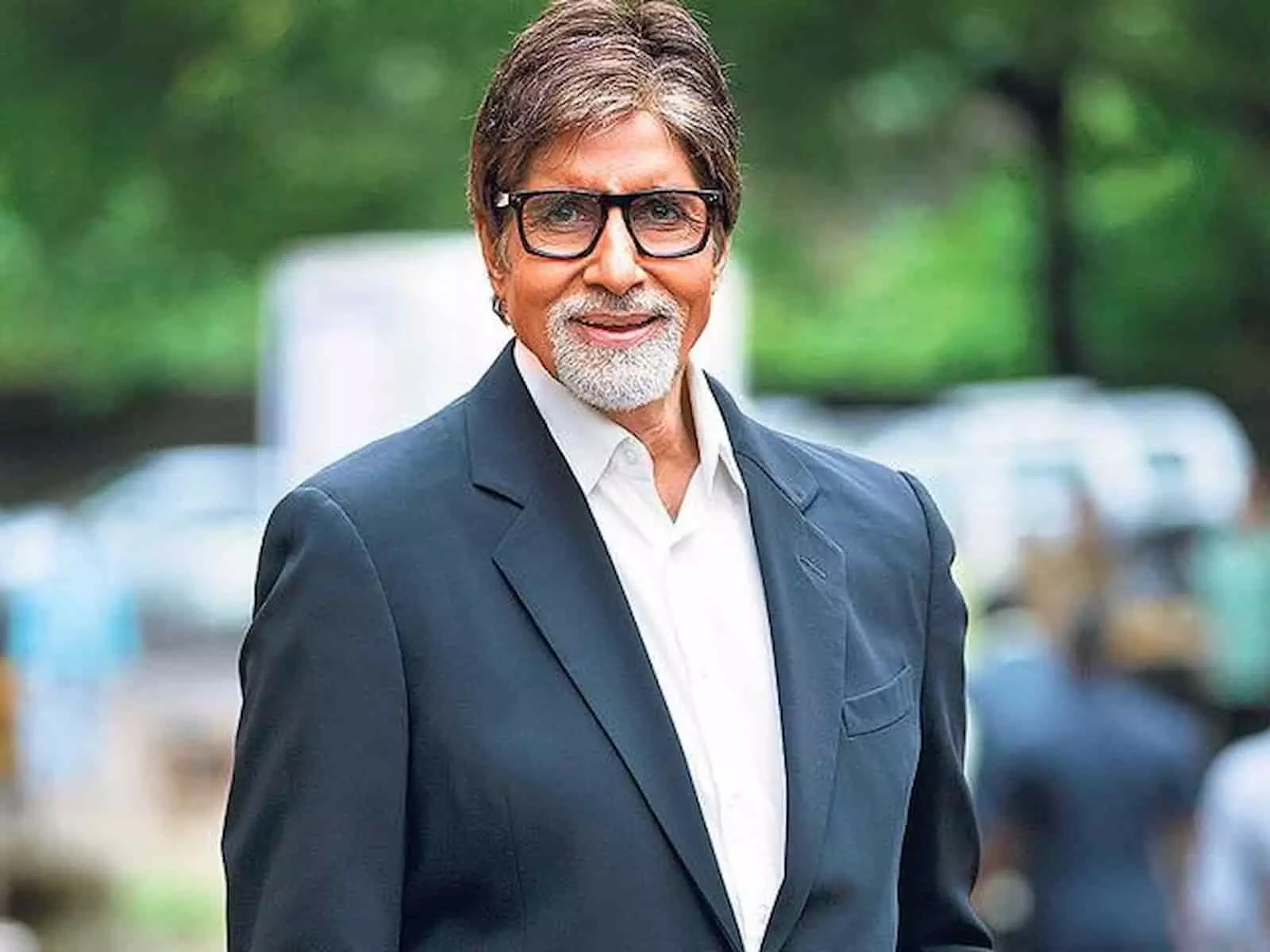 अभिनेता अमिताभ बच्चन स्वास्थ्य संबंधी चिंताओं के बाद अपने काम पर लौट आए हैं। अभिनेता अमिताभ बच्चन स्वास्थ्य संबंधी चिंताओं के बाद अपने काम पर लौट आए हैं।
