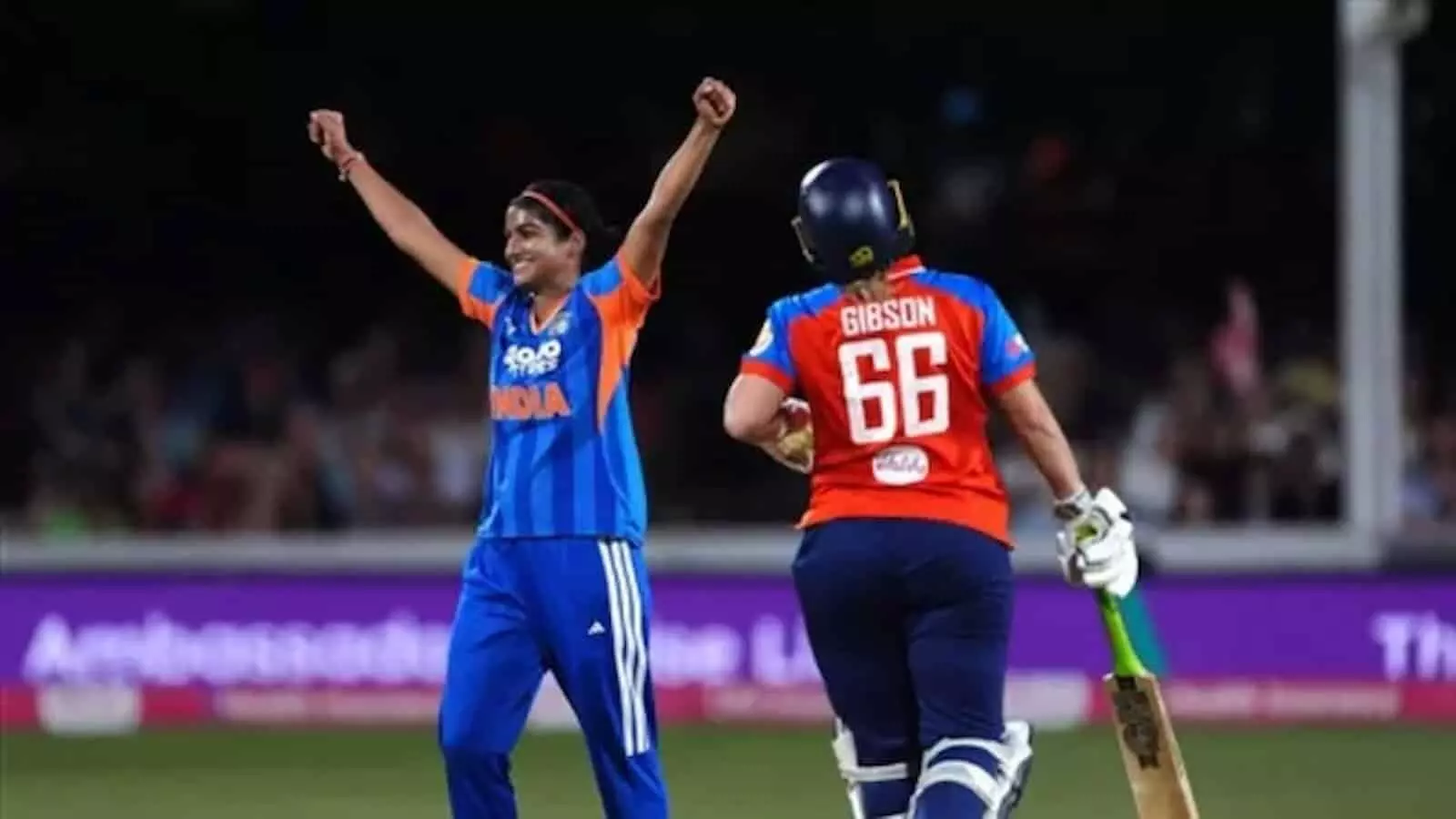 चेल्मसफोर्ड मैदान पर इंग्लैंड के खिलाफ मैच जीतने के बाद खुशी मनाती भारतीय महिला क्रिकेट टीम की खिलाड़ी। चेल्मसफोर्ड मैदान पर इंग्लैंड के खिलाफ मैच जीतने के बाद खुशी मनाती भारतीय महिला क्रिकेट टीम की खिलाड़ी।