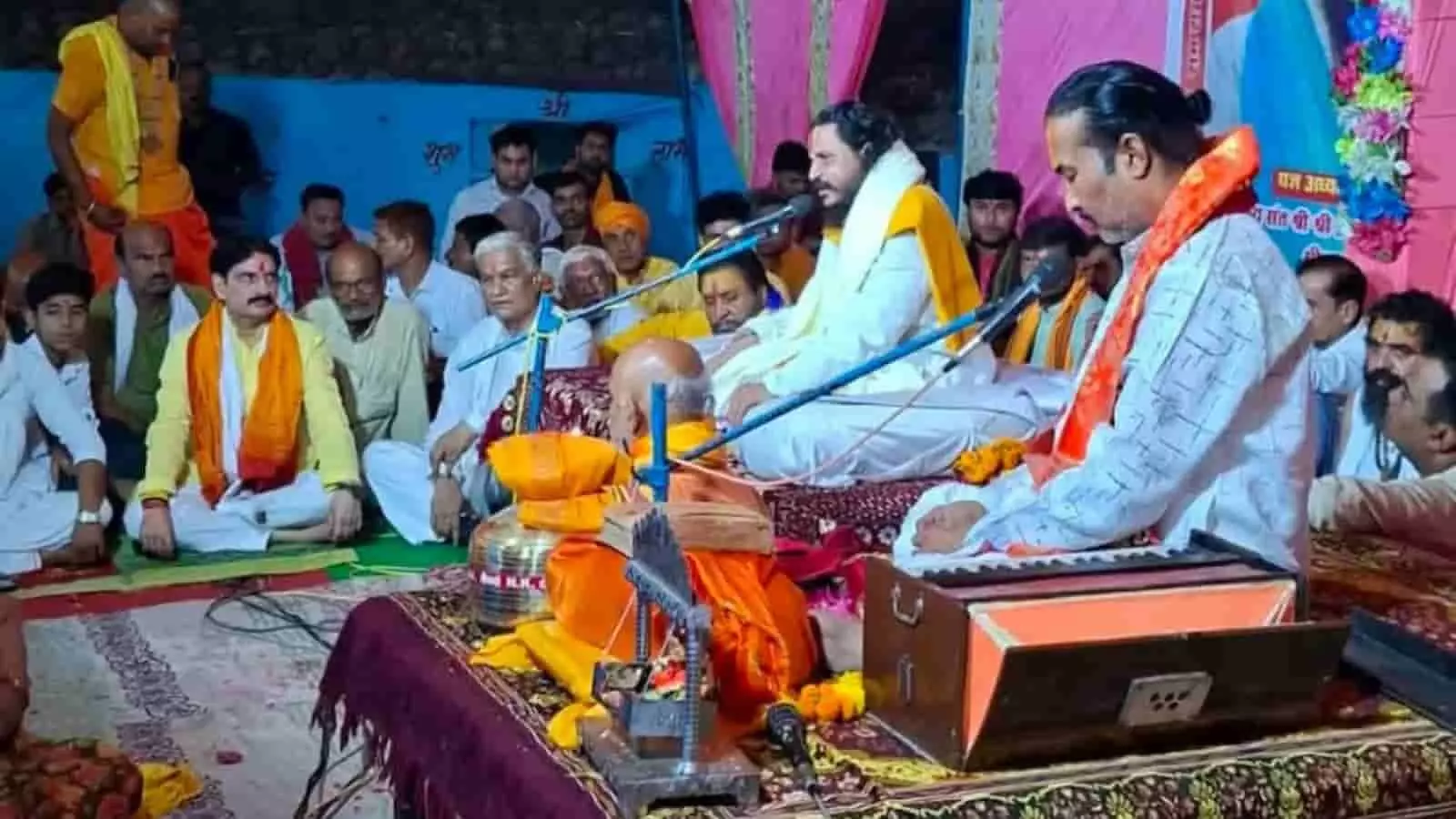 गुरसराय के परसुवा में आयोजित भागवत कथा के दौरान प्रवचन देते महंत वैदेही बल्लभ शरण महाराज। गुरसराय के परसुवा में आयोजित भागवत कथा के दौरान प्रवचन देते महंत वैदेही बल्लभ शरण महाराज।