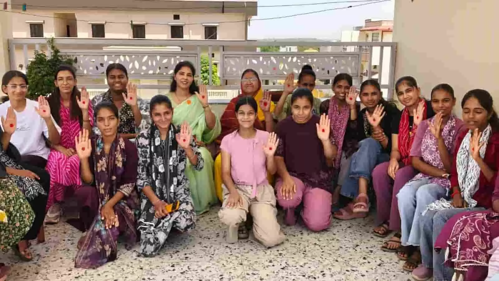 राजसमन्द में मासिक धर्म स्वच्छता दिवस कार्यक्रम के दौरान हाथों पर लाल बिंदी दिखाकर पोज देतीं महिलाएं और बालिकाएं। राजसमन्द में मासिक धर्म स्वच्छता दिवस कार्यक्रम के दौरान हाथों पर लाल बिंदी दिखाकर पोज देतीं महिलाएं और बालिकाएं।