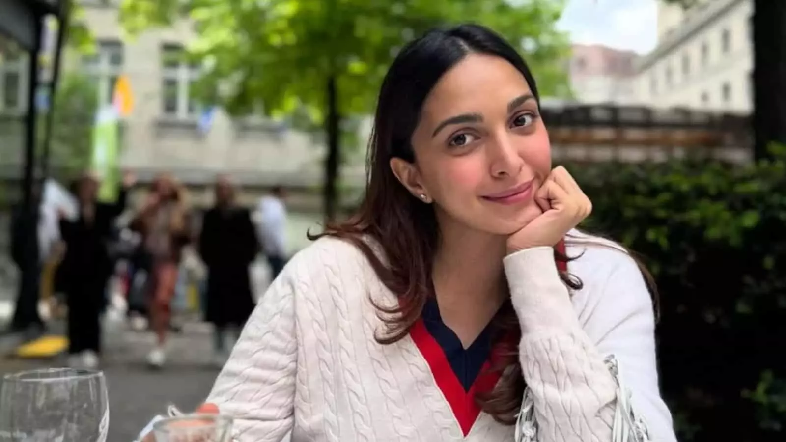 अभिनेत्री कियारा आडवाणी फिल्म टॉक्सिक में अपने नादिया किरदार के बारे में बताती हुई। अभिनेत्री कियारा आडवाणी फिल्म टॉक्सिक में अपने नादिया किरदार के बारे में बताती हुई।