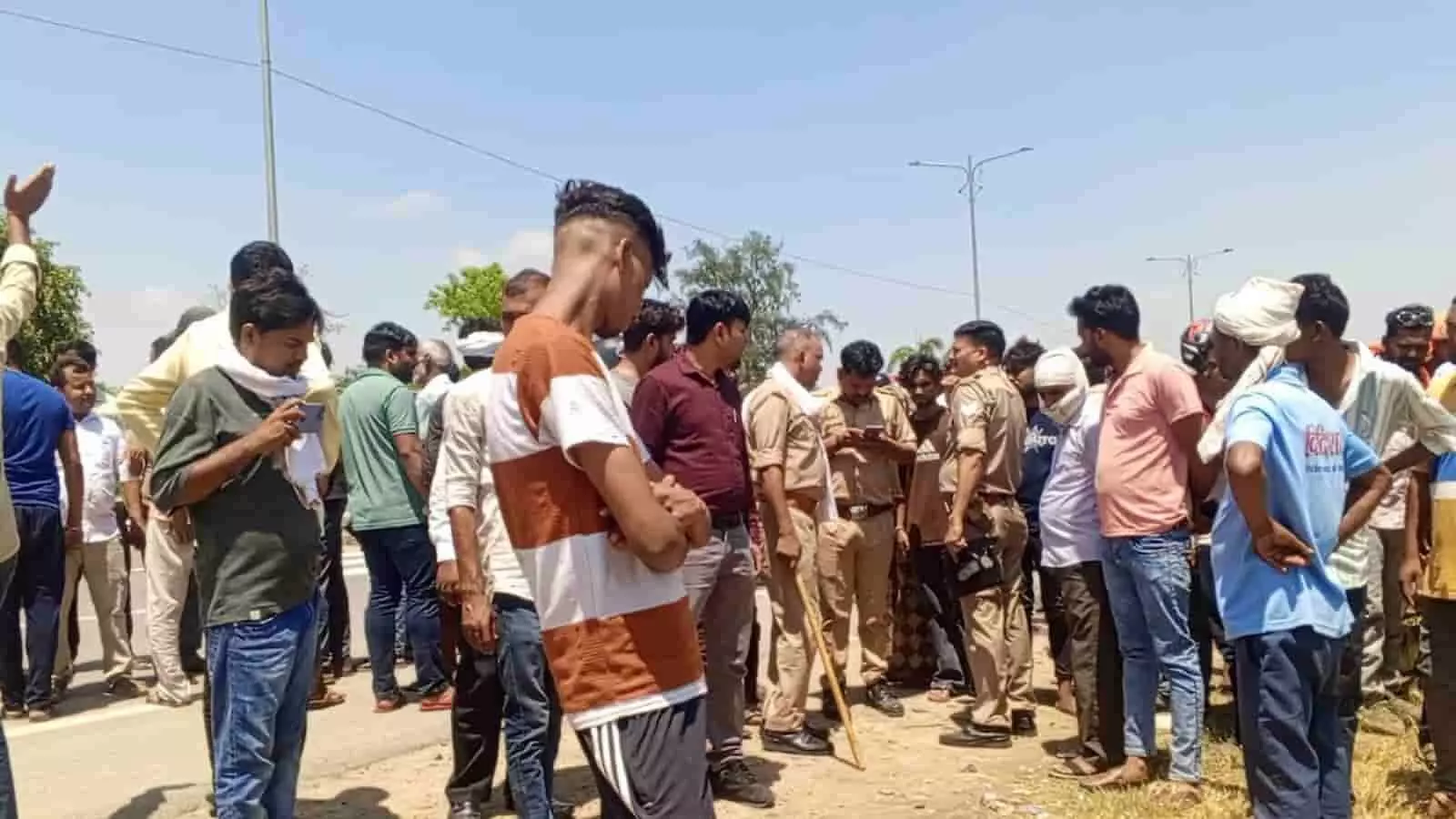 प्रयागराज के हंडिया में बस और कार की टक्कर के बाद घटनास्थल पर भीड़।