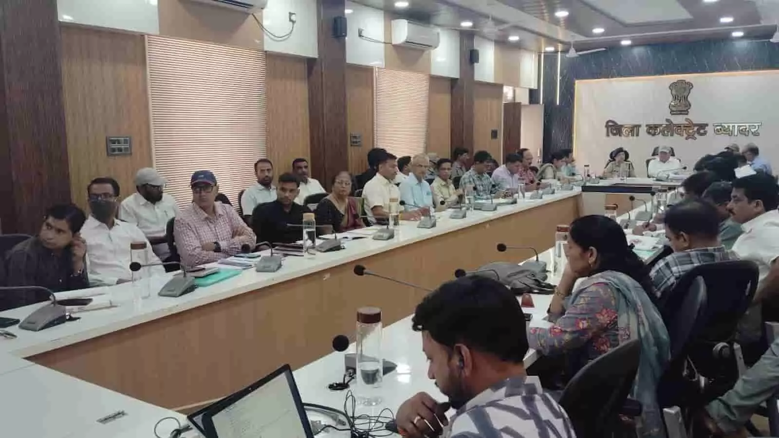 ब्यावर जिला कलेक्ट्रेट में सड़क सुरक्षा समिति की बैठक लेते कलेक्टर कमल राम मीना। ब्यावर जिला कलेक्ट्रेट में सड़क सुरक्षा समिति की बैठक लेते कलेक्टर कमल राम मीना।