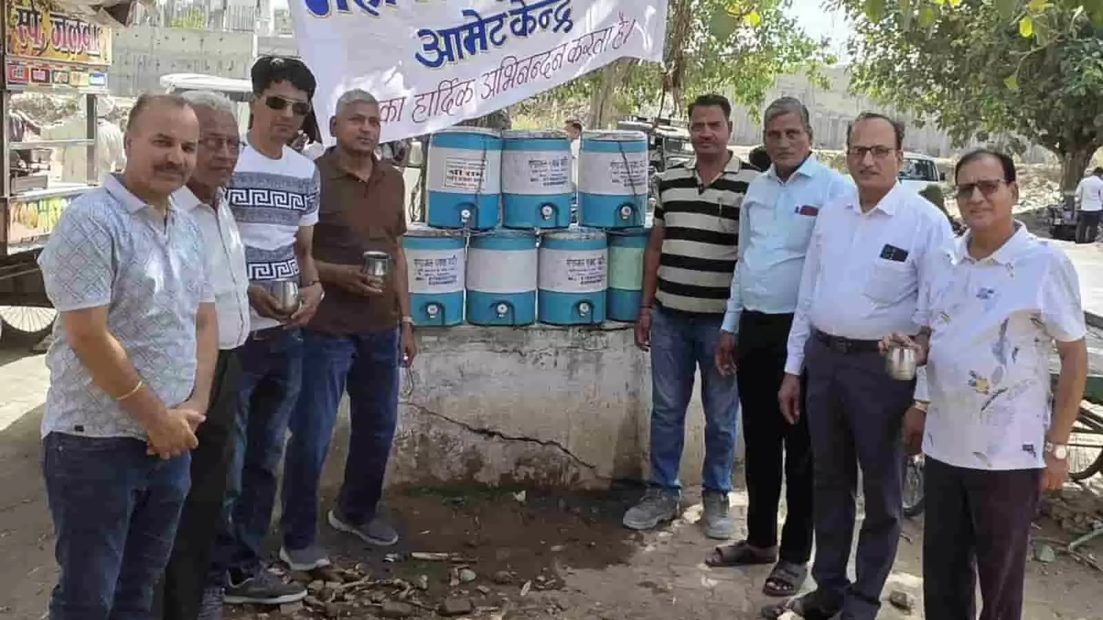 राजसमंद में श्री राम धर्मशाला के बाहर शीतल पेयजल काउंटर पर खड़े महावीर इंटरनेशनल के पदाधिकारी और सदस्य। राजसमंद में श्री राम धर्मशाला के बाहर शीतल पेयजल काउंटर पर खड़े महावीर इंटरनेशनल के पदाधिकारी और सदस्य।