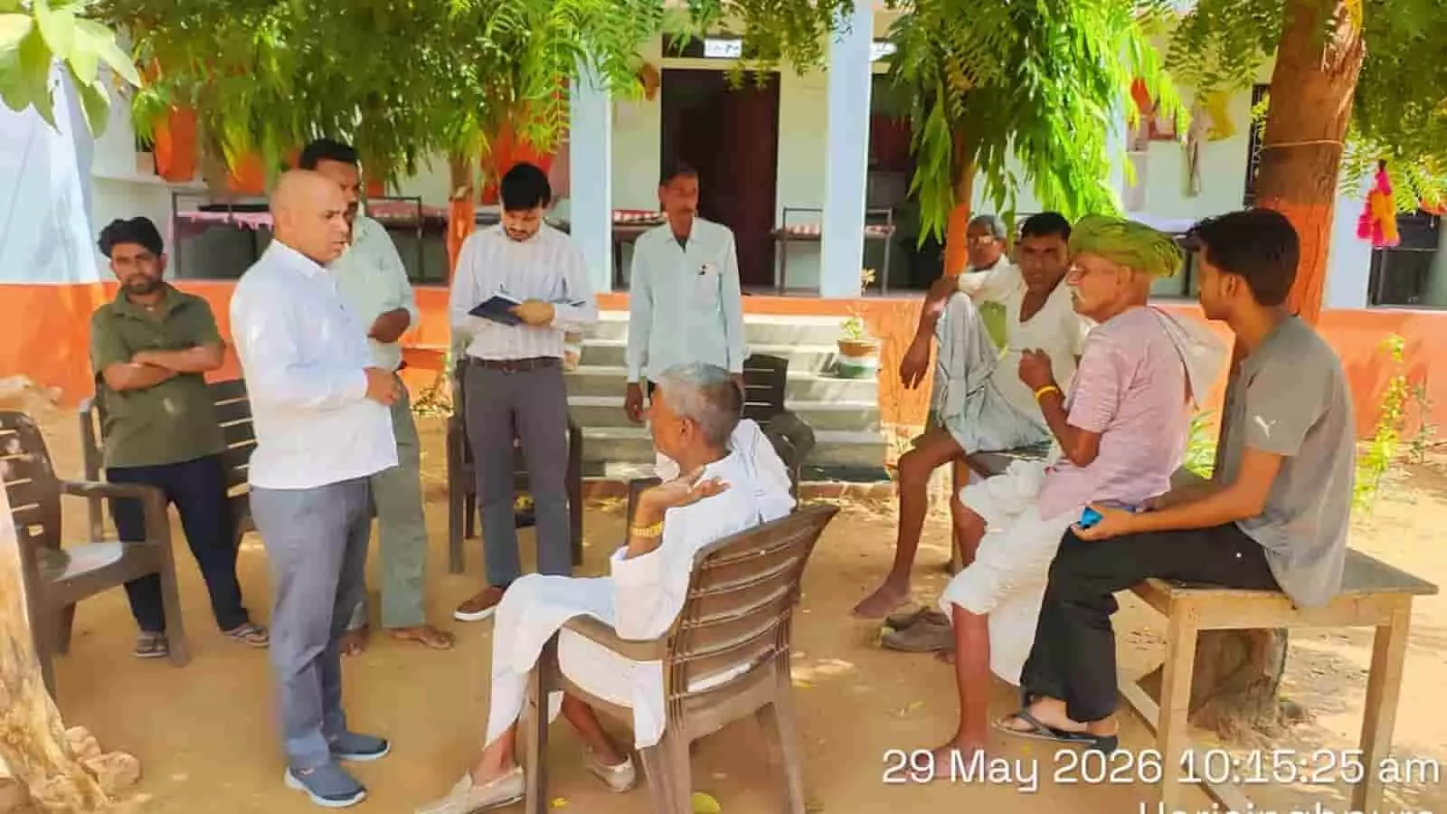 करौली के सपोटरा में वृद्धाश्रम का औचक निरीक्षण करते विधिक सेवा प्राधिकरण के सचिव प्रताप सिंह मीना।