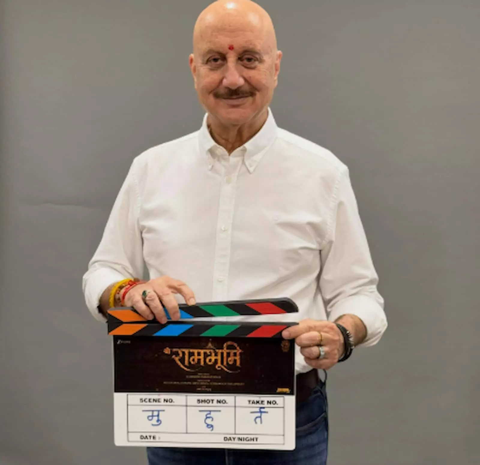 हाथ में क्लैपबोर्ड लिए अभिनेता अनुपम खेर आगामी फिल्म श्री राम भूमि के सेट पर। हाथ में क्लैपबोर्ड लिए अभिनेता अनुपम खेर आगामी फिल्म श्री राम भूमि के सेट पर।