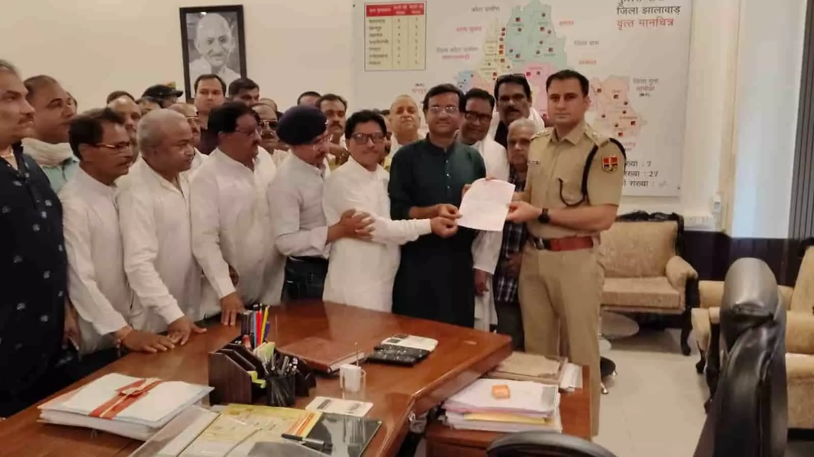 झालावाड़ एसपी कार्यालय में स्वर्णकार समाज के प्रतिनिधि पुलिस अधीक्षक को सुरक्षा और डकैती के संदर्भ में ज्ञापन सौंपते हुए। झालावाड़ एसपी कार्यालय में स्वर्णकार समाज के प्रतिनिधि पुलिस अधीक्षक को सुरक्षा और डकैती के संदर्भ में ज्ञापन सौंपते हुए।