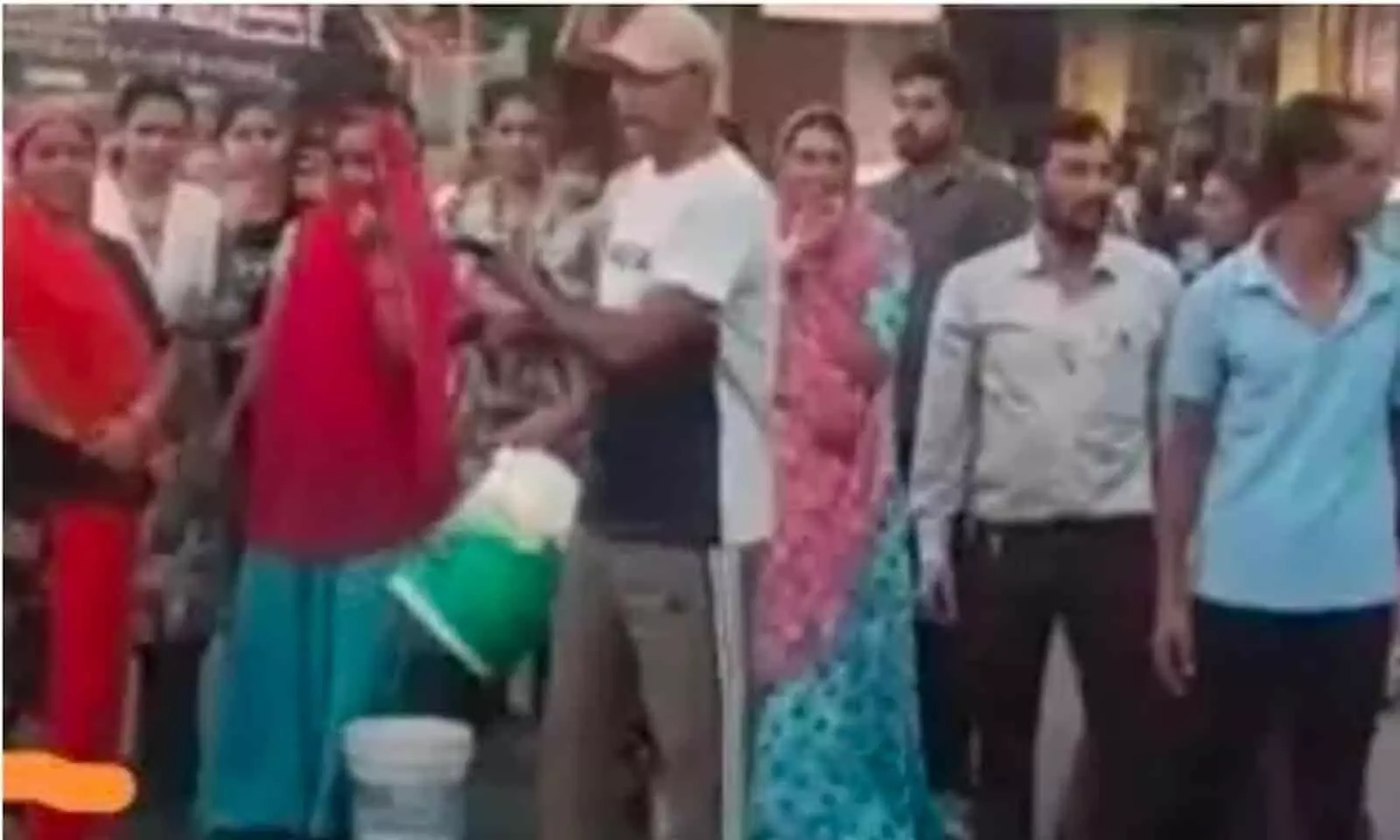 भीलवाड़ा में बुनियादी सुविधाओं के अभाव पर शिवनगर निवासियों का सड़क पर प्रदर्शन। भीलवाड़ा में बुनियादी सुविधाओं के अभाव पर शिवनगर निवासियों का सड़क पर प्रदर्शन।