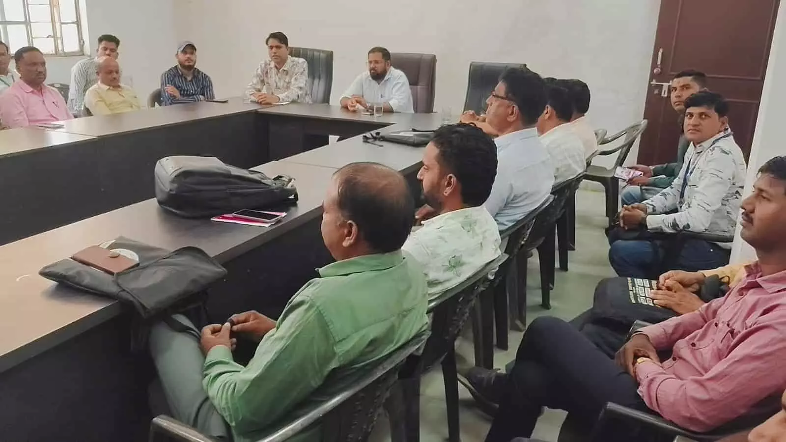 अरनोद उपखंड कार्यालय सभागार में जनगणना कार्य की समीक्षा बैठक के दौरान चर्चा करते प्रशासनिक अधिकारी। अरनोद उपखंड कार्यालय सभागार में जनगणना कार्य की समीक्षा बैठक के दौरान चर्चा करते प्रशासनिक अधिकारी।