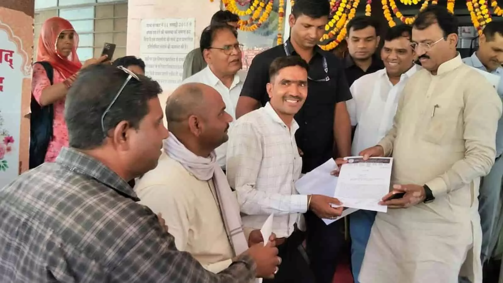 राजसमंद में योग प्रशिक्षक अपनी मांगों को लेकर उप मुख्यमंत्री डॉ. प्रेमचंद बैरवा को ज्ञापन देते हुए। राजसमंद में योग प्रशिक्षक अपनी मांगों को लेकर उप मुख्यमंत्री डॉ. प्रेमचंद बैरवा को ज्ञापन देते हुए।