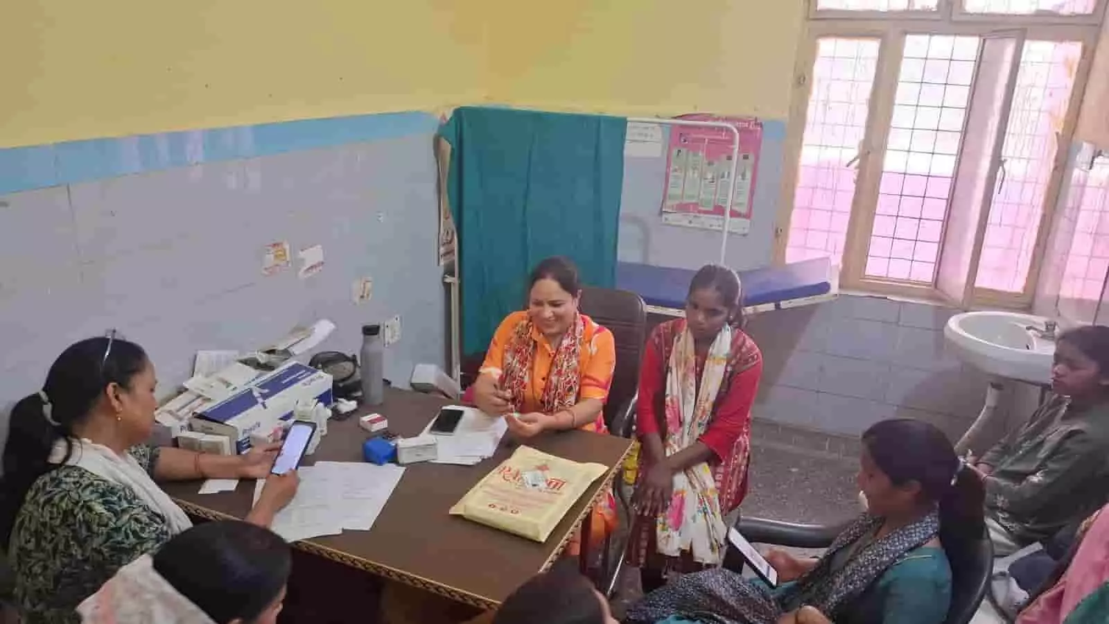 अलीगंज सामुदायिक स्वास्थ्य केंद्र के कमरे में बैठी महिला स्वास्थ्यकर्मी और वैक्सीन लगवाने आई किशोरियां। अलीगंज सामुदायिक स्वास्थ्य केंद्र के कमरे में बैठी महिला स्वास्थ्यकर्मी और वैक्सीन लगवाने आई किशोरियां।