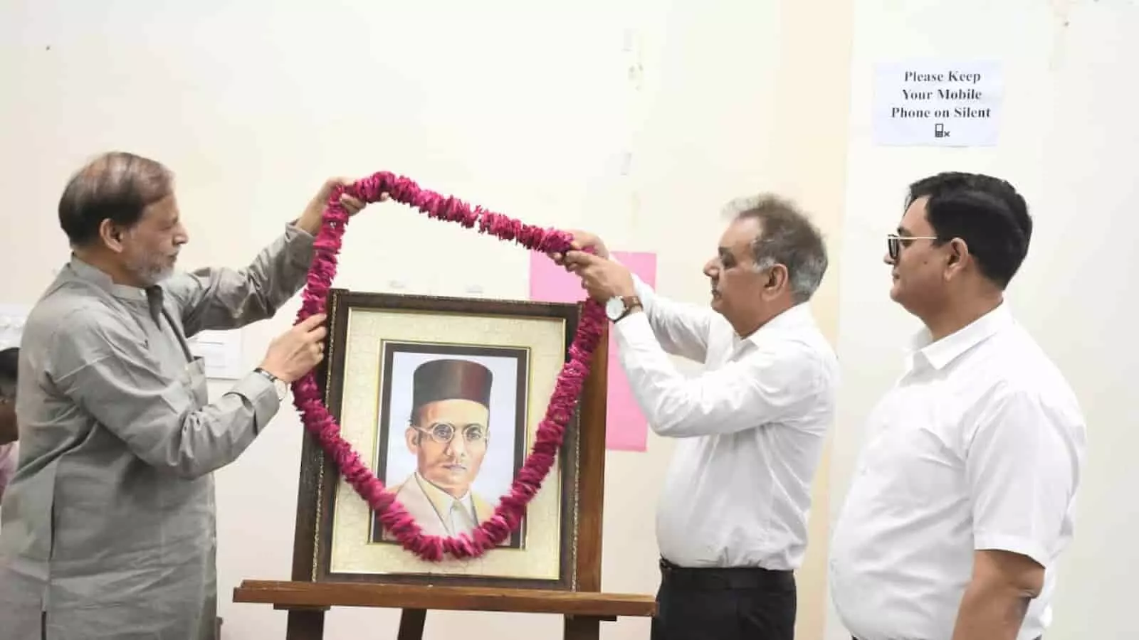 राजस्थान केंद्रीय विश्वविद्यालय में कुलपति प्रो. आनंद भालेराव वीर सावरकर के चित्र पर माला पहना रहे हैं। राजस्थान केंद्रीय विश्वविद्यालय में कुलपति प्रो. आनंद भालेराव वीर सावरकर के चित्र पर माला पहना रहे हैं।