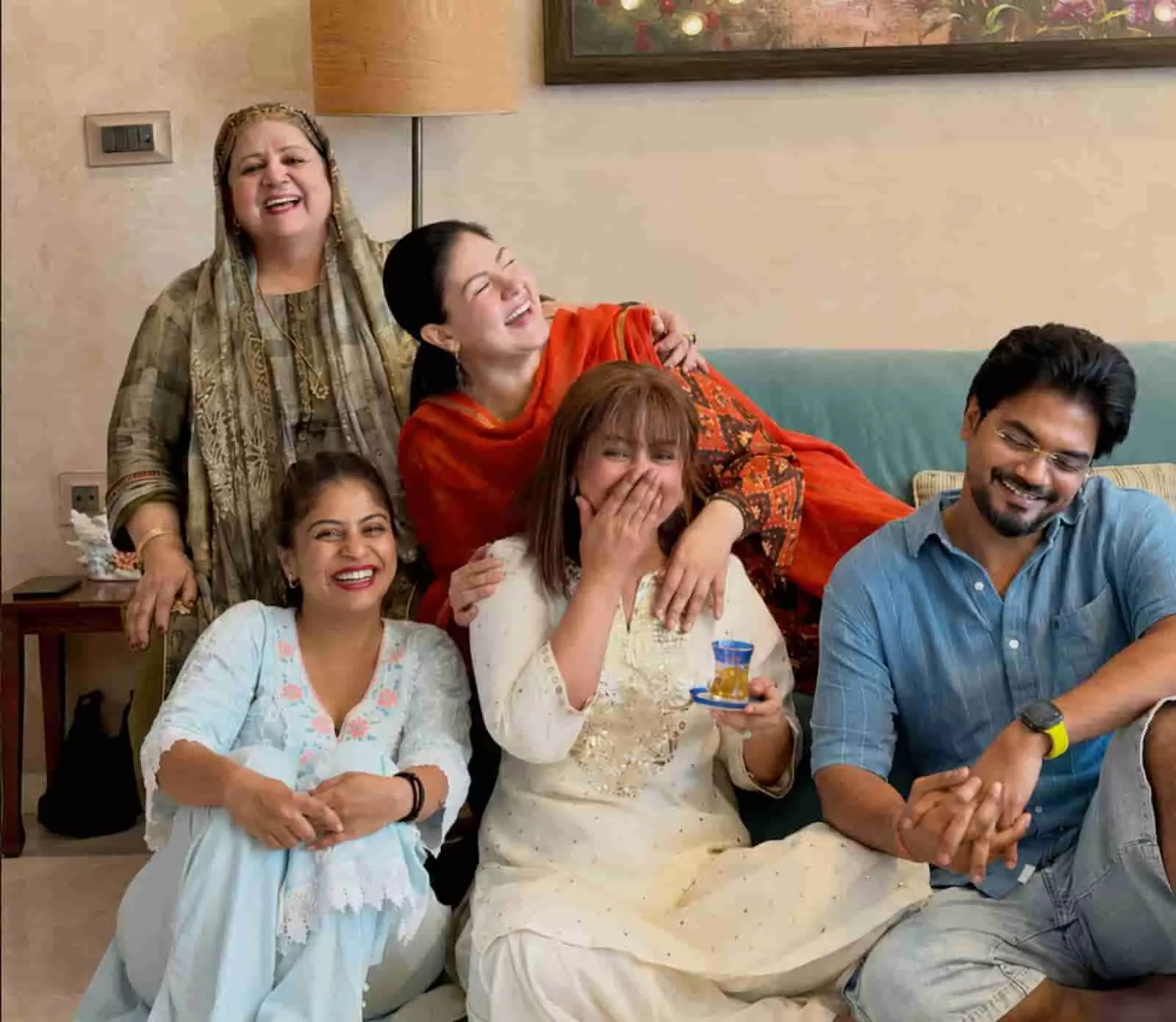 अभिनेत्री हिना खान अपने परिवार के साथ घर पर ईद का त्योहार मना रही हैं। अभिनेत्री हिना खान अपने परिवार के साथ घर पर ईद का त्योहार मना रही हैं।