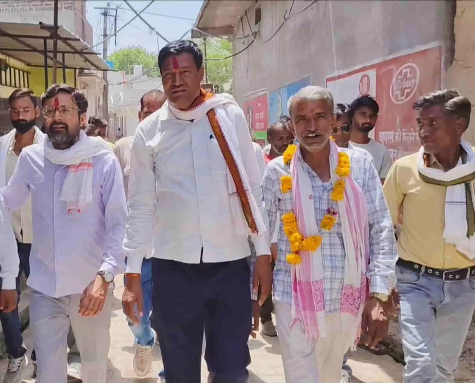 अटरू विधायक राधेश्याम बैरवा जनसंवाद कार्यक्रम के तहत ग्रामीणों के बीच गांव का दौरा करते हुए। अटरू विधायक राधेश्याम बैरवा जनसंवाद कार्यक्रम के तहत ग्रामीणों के बीच गांव का दौरा करते हुए।