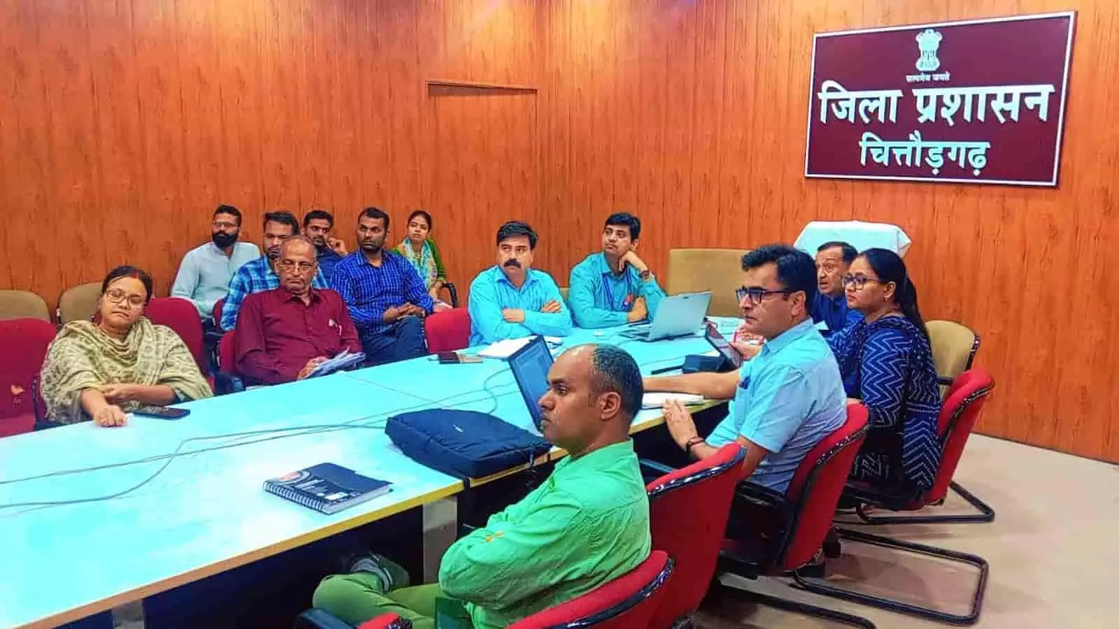 चित्तौड़गढ़ जिला प्रशासन कार्यालय में बैठक टेबल पर बैठे स्वास्थ्य विभाग के अधिकारी मलेरिया उन्मूलन अभियान पर चर्चा करते हुए। चित्तौड़गढ़ जिला प्रशासन कार्यालय में बैठक टेबल पर बैठे स्वास्थ्य विभाग के अधिकारी मलेरिया उन्मूलन अभियान पर चर्चा करते हुए।