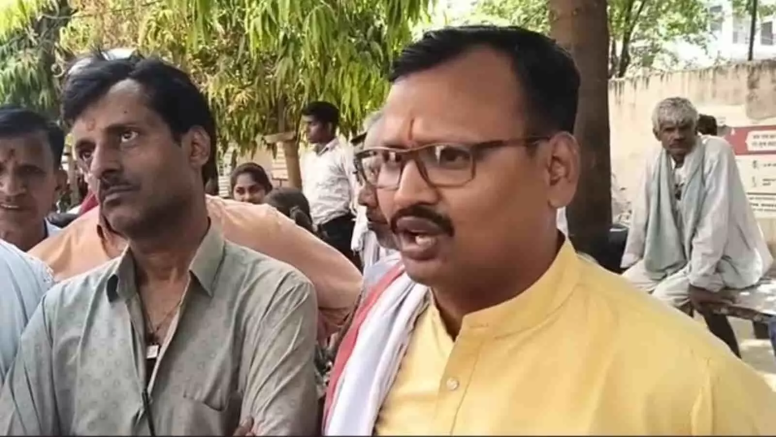 हिण्डौन सिटी में जलभराव और सफाई व्यवस्था के खिलाफ जिला कलेक्ट्रेट पर प्रदर्शन करते हुए आक्रोशित स्थानीय व्यापारी।