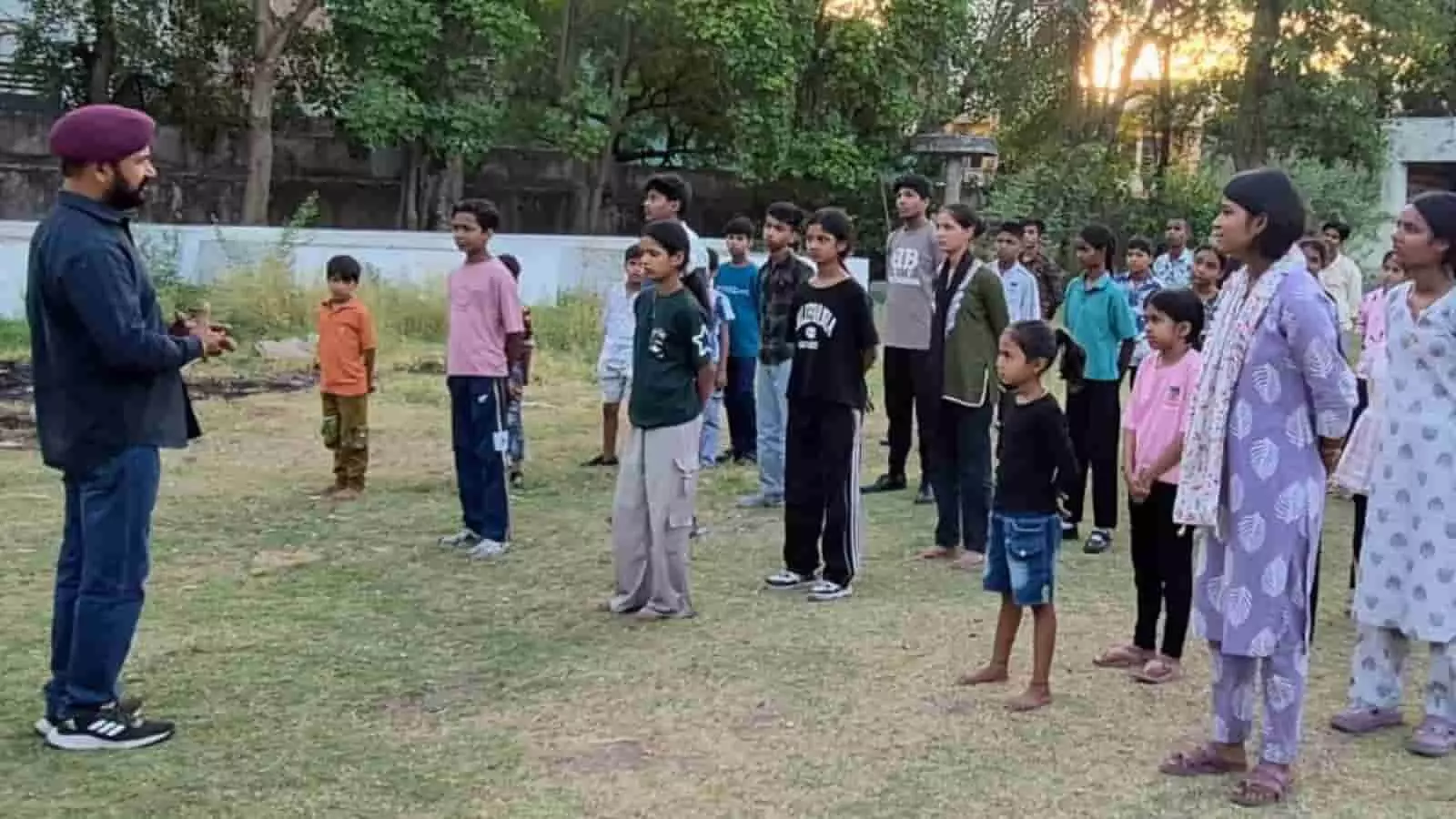 मैदान में खड़े बच्चों को संबोधित करते हुए पगड़ी पहने हुए स्काउट गाइड प्रभारी प्रकाश जायसवाल मैदान में खड़े बच्चों को संबोधित करते हुए पगड़ी पहने हुए स्काउट गाइड प्रभारी प्रकाश जायसवाल