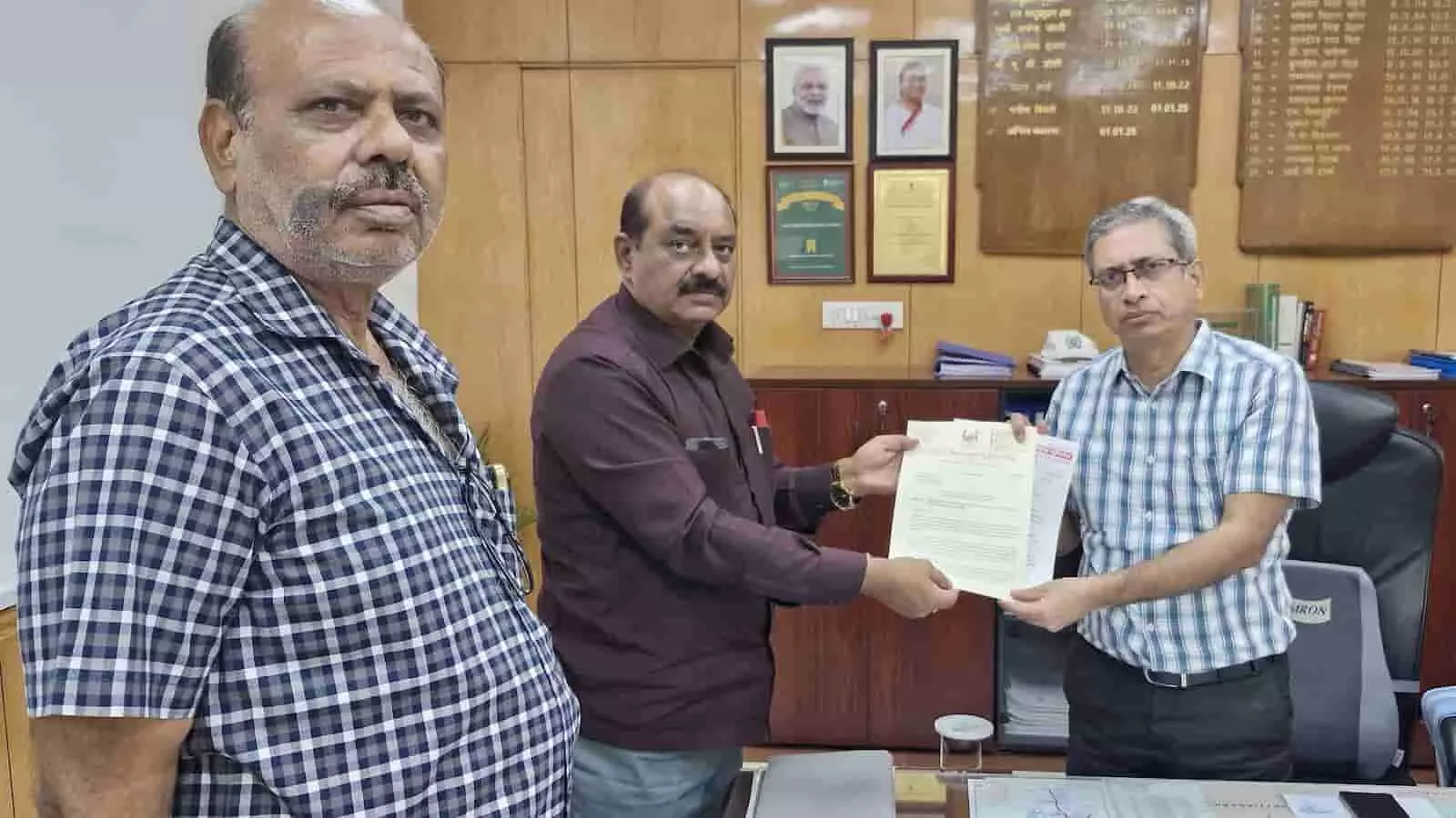 कोटा डीआरएम कार्यालय में रेलवे यूनियन के पदाधिकारी अधिकारियों को टनल हादसे के विरोध में ज्ञापन सौंपते हुए। कोटा डीआरएम कार्यालय में रेलवे यूनियन के पदाधिकारी अधिकारियों को टनल हादसे के विरोध में ज्ञापन सौंपते हुए।