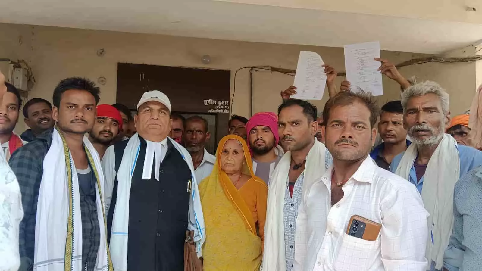 झवरा गांव के ग्रामीण अपनी उपजाऊ कृषि भूमि अधिग्रहण के विरोध में प्रदर्शन करते हुए। झवरा गांव के ग्रामीण अपनी उपजाऊ कृषि भूमि अधिग्रहण के विरोध में प्रदर्शन करते हुए।
