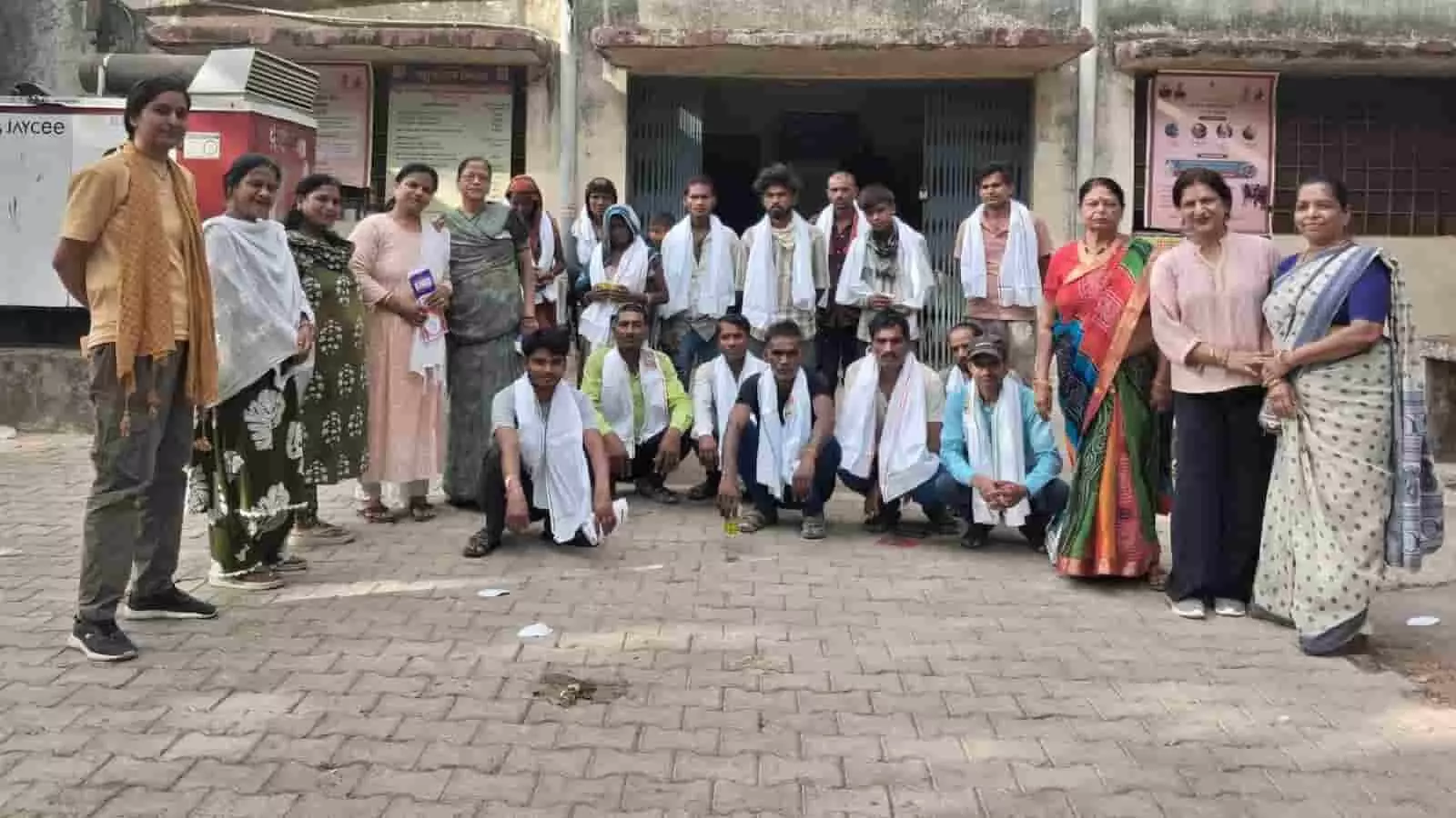 बारां में अग्रवाल महिला संगठन द्वारा श्रमिकों को राहत सामग्री वितरित की जा रही है। बारां में अग्रवाल महिला संगठन द्वारा श्रमिकों को राहत सामग्री वितरित की जा रही है।