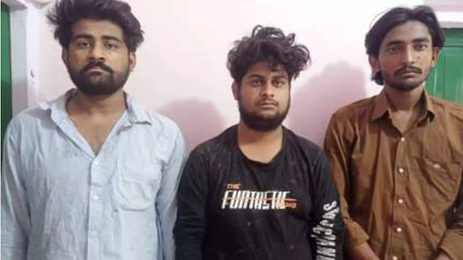 सवाई माधोपुर अपहरण मामले में गिरफ्तार तीन आरोपी पुलिस हिरासत में मौजूद हैं। सवाई माधोपुर अपहरण मामले में गिरफ्तार तीन आरोपी पुलिस हिरासत में मौजूद हैं।