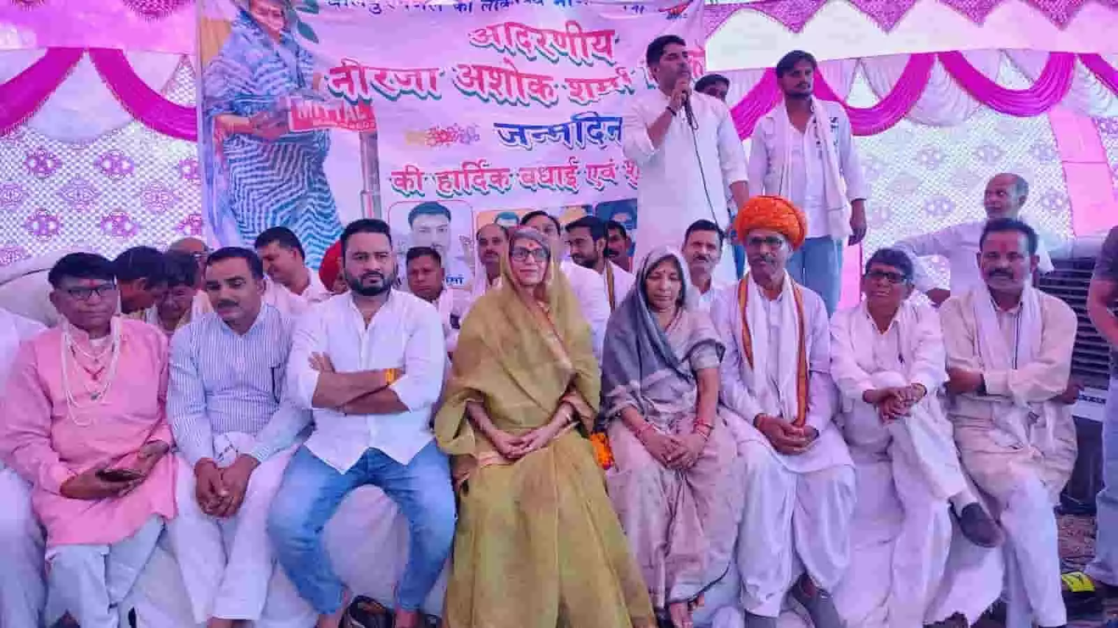 राजाखेड़ा के फरासपुरा गांव में भाजपा कार्यकर्ता सम्मेलन के मंच पर बैठीं पार्टी नेत्री नीरजा अशोक शर्मा। राजाखेड़ा के फरासपुरा गांव में भाजपा कार्यकर्ता सम्मेलन के मंच पर बैठीं पार्टी नेत्री नीरजा अशोक शर्मा।