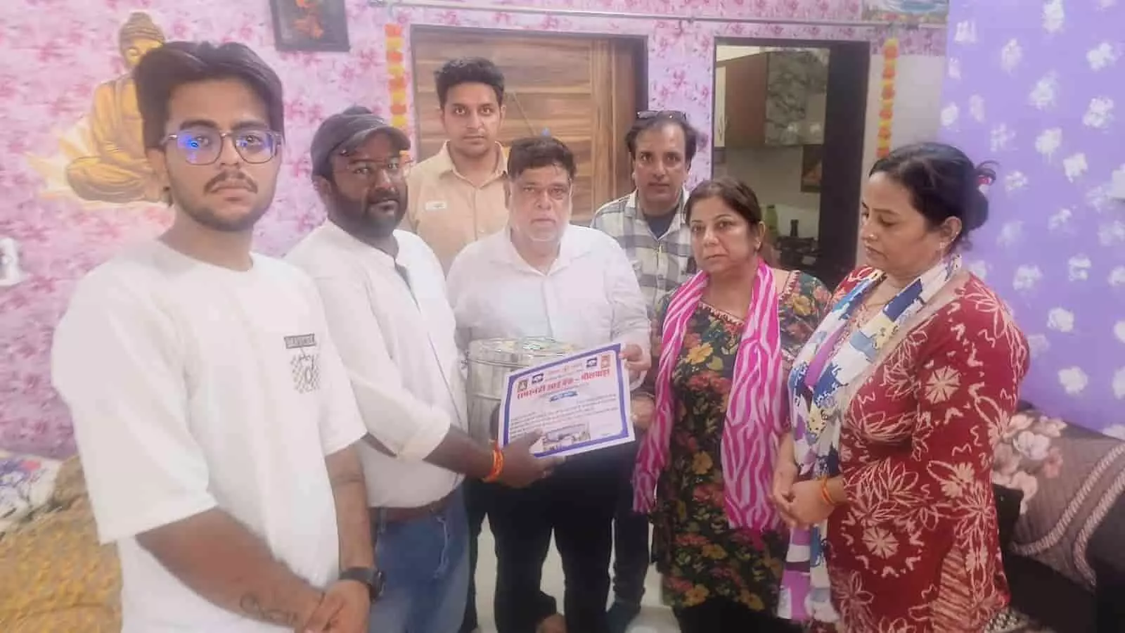 भीलवाड़ा में सिंधी समाज के पदाधिकारी और परिवारजन रामस्नेही आई बैंक का नेत्रदान प्रमाण पत्र दिखाते हुए। भीलवाड़ा में सिंधी समाज के पदाधिकारी और परिवारजन रामस्नेही आई बैंक का नेत्रदान प्रमाण पत्र दिखाते हुए।
