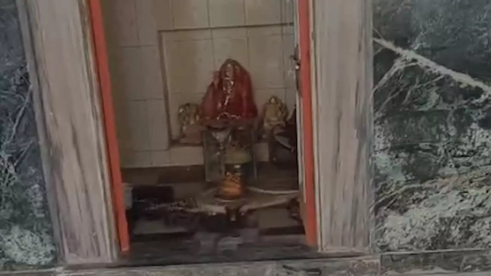 उदयपुर के गोगुंदा में स्थित घी वाले महादेव मंदिर के गर्भगृह का मुख्य द्वार और अंदर स्थापित मूर्तियां। उदयपुर के गोगुंदा में स्थित घी वाले महादेव मंदिर के गर्भगृह का मुख्य द्वार और अंदर स्थापित मूर्तियां।