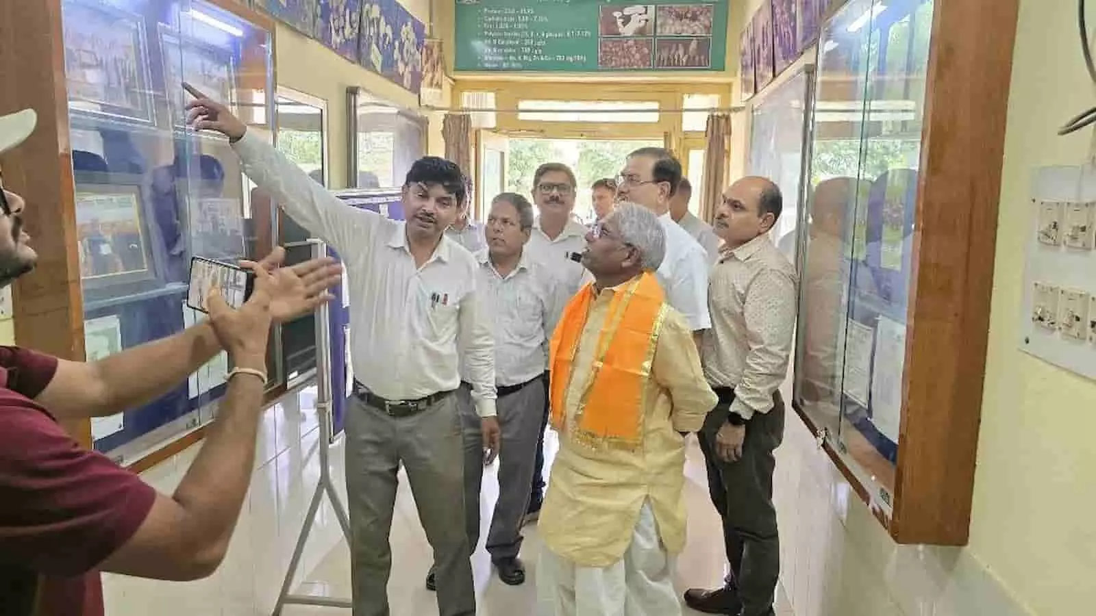 उदयपुर की मशरूम प्रयोगशाला में वैज्ञानिकों से जानकारी लेते राजस्थान के कैबिनेट मंत्री बाबूलाल खराड़ी। उदयपुर की मशरूम प्रयोगशाला में वैज्ञानिकों से जानकारी लेते राजस्थान के कैबिनेट मंत्री बाबूलाल खराड़ी।