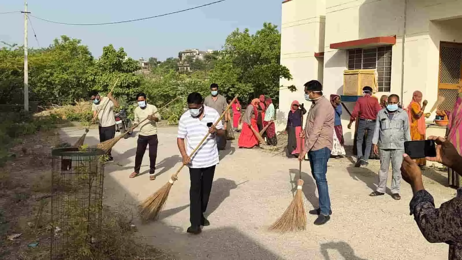 केलवा सामुदायिक चिकित्सालय परिसर में मुख्य कार्यकारी अधिकारी और कर्मचारी झाड़ू लगाकर सफाई करते हुए।
