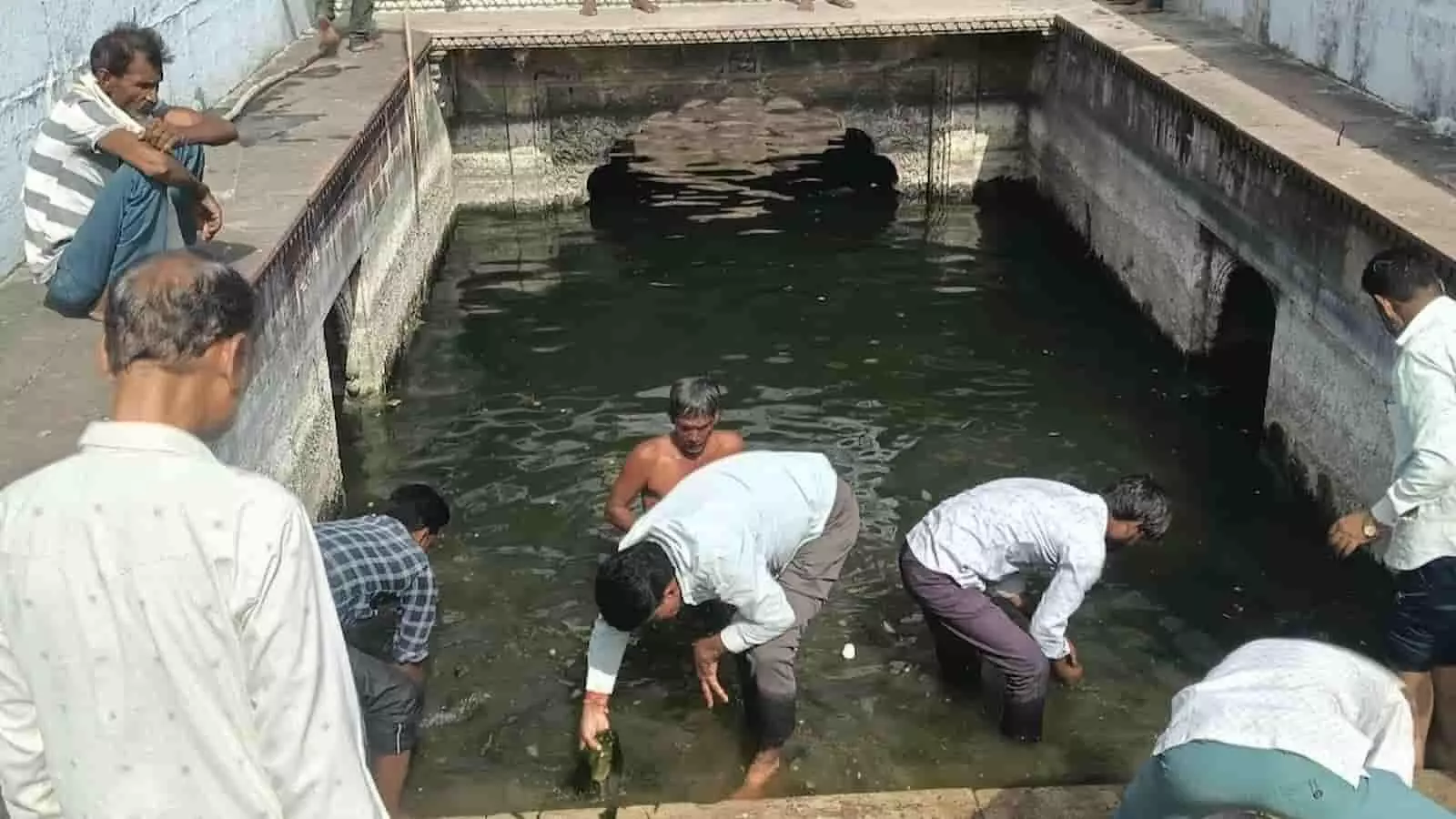 बारां के छीpaबड़ौद में वंदे गंगा अभियान के तहत बावड़ी के पानी की सफाई करते लोग। बारां के छीpaबड़ौद में वंदे गंगा अभियान के तहत बावड़ी के पानी की सफाई करते लोग।