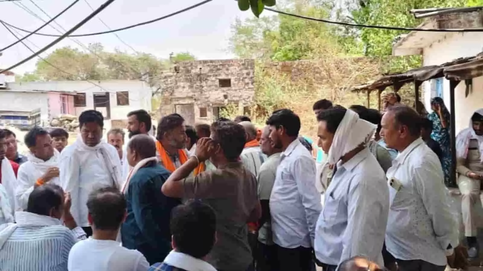 ग्रामीण क्षेत्र में जन संवाद यात्रा के दौरान चौपाल पर ग्रामीणों के बीच खड़े होकर चर्चा करते विधायक राधेश्याम बेरवा और अन्य लोग। ग्रामीण क्षेत्र में जन संवाद यात्रा के दौरान चौपाल पर ग्रामीणों के बीच खड़े होकर चर्चा करते विधायक राधेश्याम बेरवा और अन्य लोग।