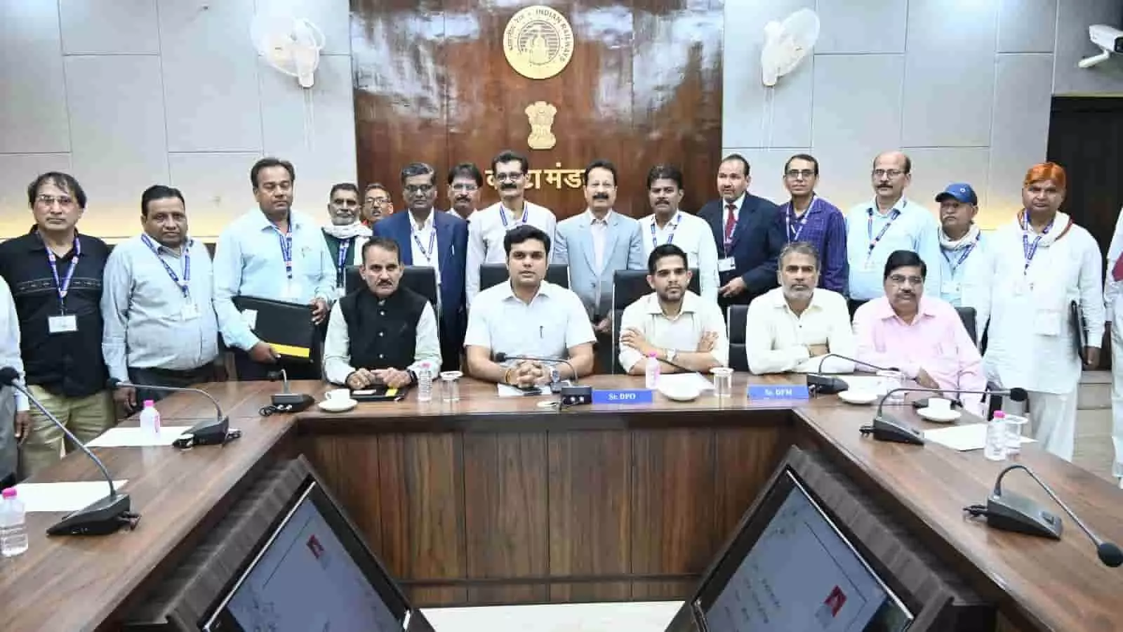 कोटा मंडल कार्यालय में सेवानिवृत्त रेलकर्मियों को विदाई देते अधिकारी और कर्मचारी। कोटा मंडल कार्यालय में सेवानिवृत्त रेलकर्मियों को विदाई देते अधिकारी और कर्मचारी।