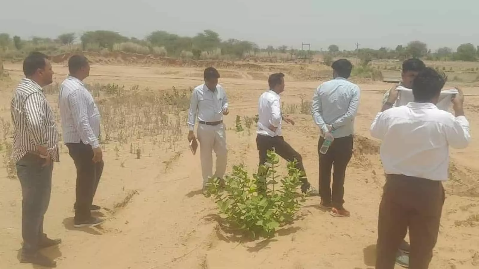 जल संसाधन विभाग के अधिकारी सुमेल माइक्रो सिंचाई परियोजना क्षेत्र का निरीक्षण कर रहे हैं। जल संसाधन विभाग के अधिकारी सुमेल माइक्रो सिंचाई परियोजना क्षेत्र का निरीक्षण कर रहे हैं।