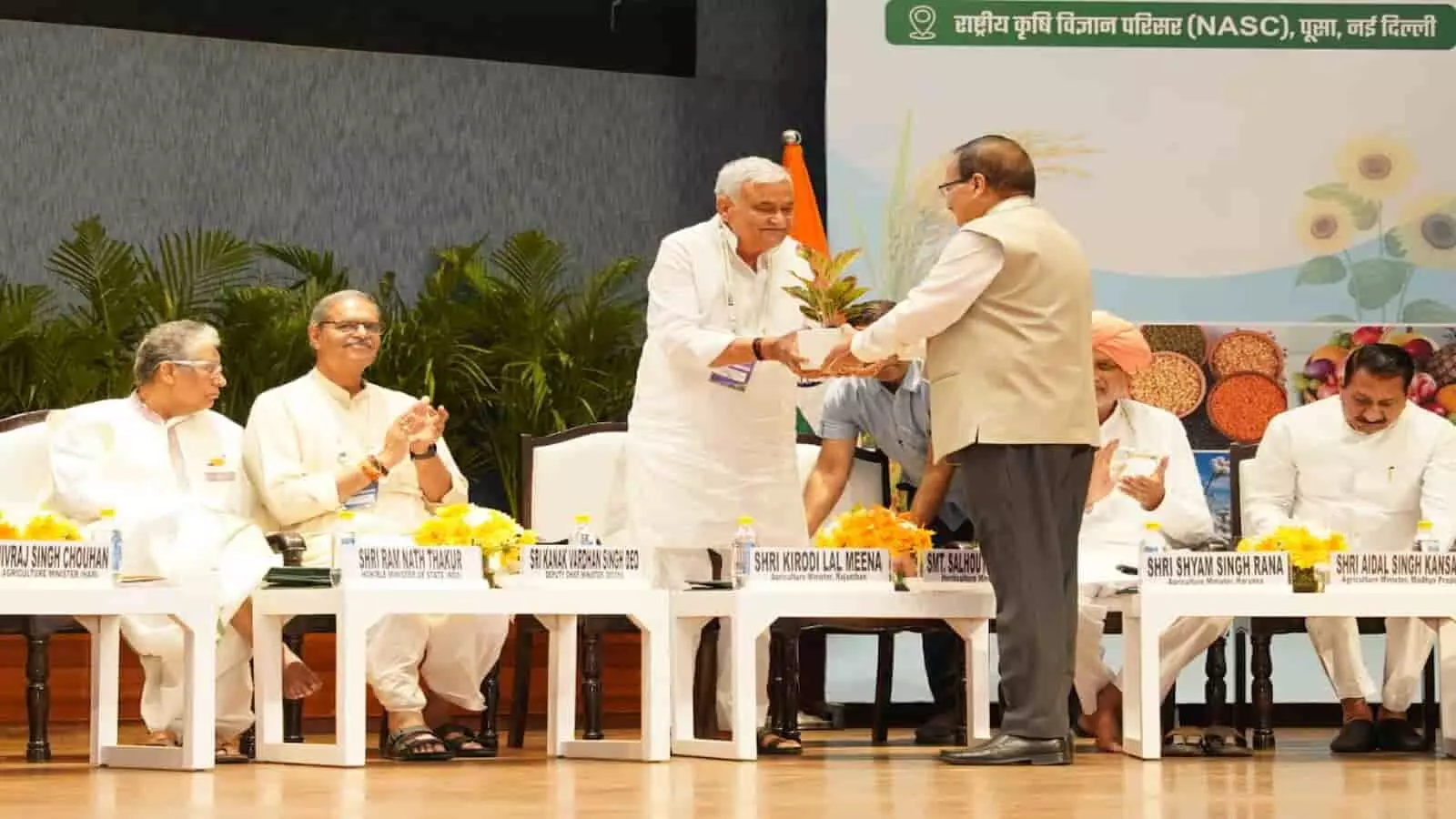 मंच पर केंद्रीय मंत्री और गणमान्य अतिथियों के साथ राष्ट्रीय कृषि सम्मेलन में शामिल होते डॉ किरोड़ी लाल मीणा। मंच पर केंद्रीय मंत्री और गणमान्य अतिथियों के साथ राष्ट्रीय कृषि सम्मेलन में शामिल होते डॉ किरोड़ी लाल मीणा।