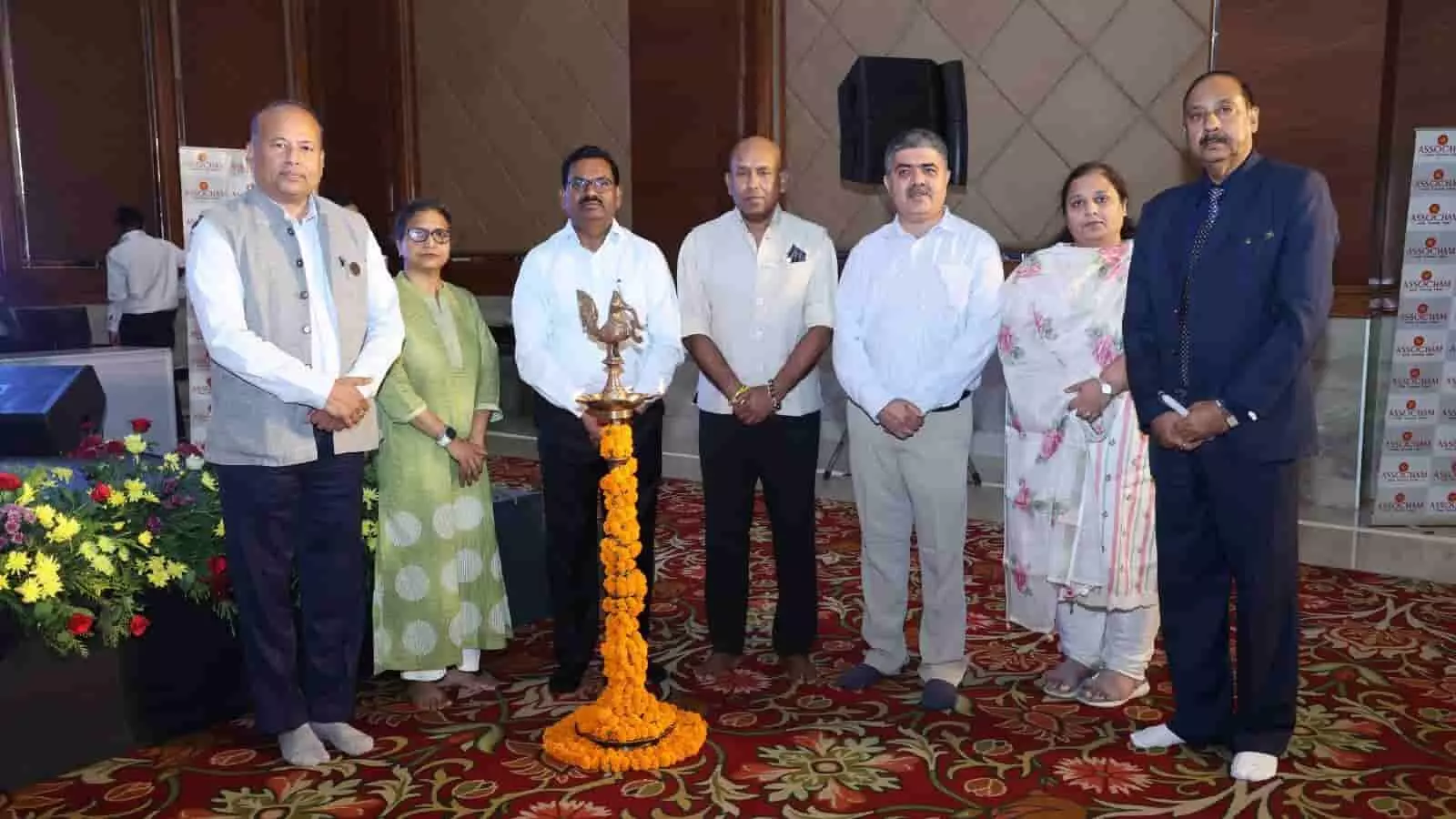 दीपस्तंभ के पास खड़े अतिथि जयपुर में एसोचेम राजस्थान एजुकेशन समिट के उद्घाटन सत्र में। दीपस्तंभ के पास खड़े अतिथि जयपुर में एसोचेम राजस्थान एजुकेशन समिट के उद्घाटन सत्र में।