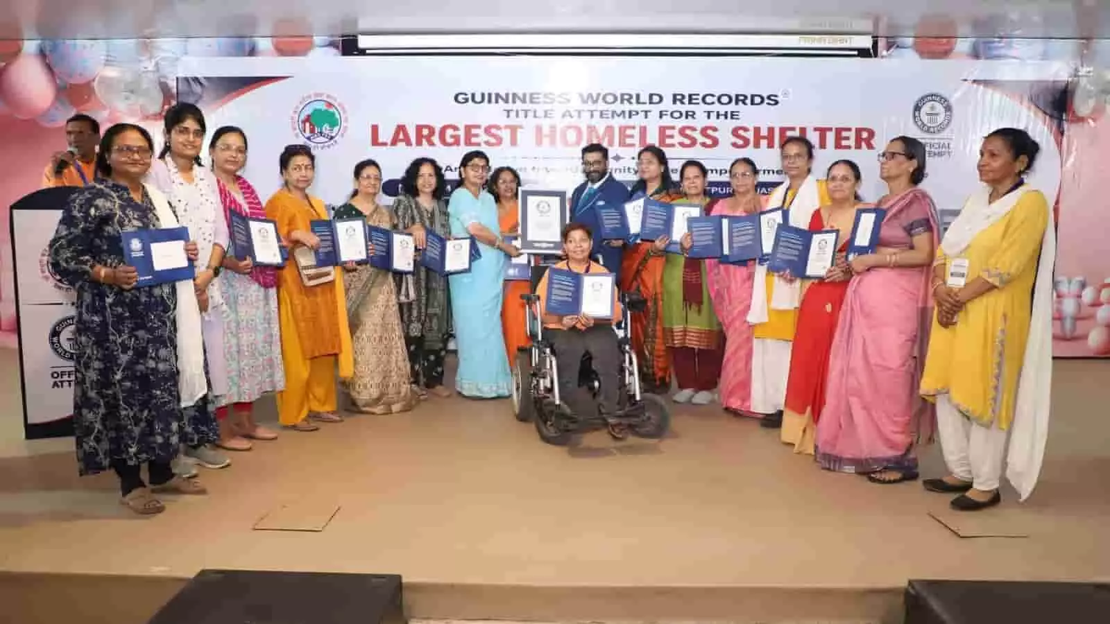 अपना घर आश्रम के सदस्यों ने गिनीज वर्ल्ड रिकॉर्ड का प्रमाण पत्र प्राप्त किया। अपना घर आश्रम के सदस्यों ने गिनीज वर्ल्ड रिकॉर्ड का प्रमाण पत्र प्राप्त किया।