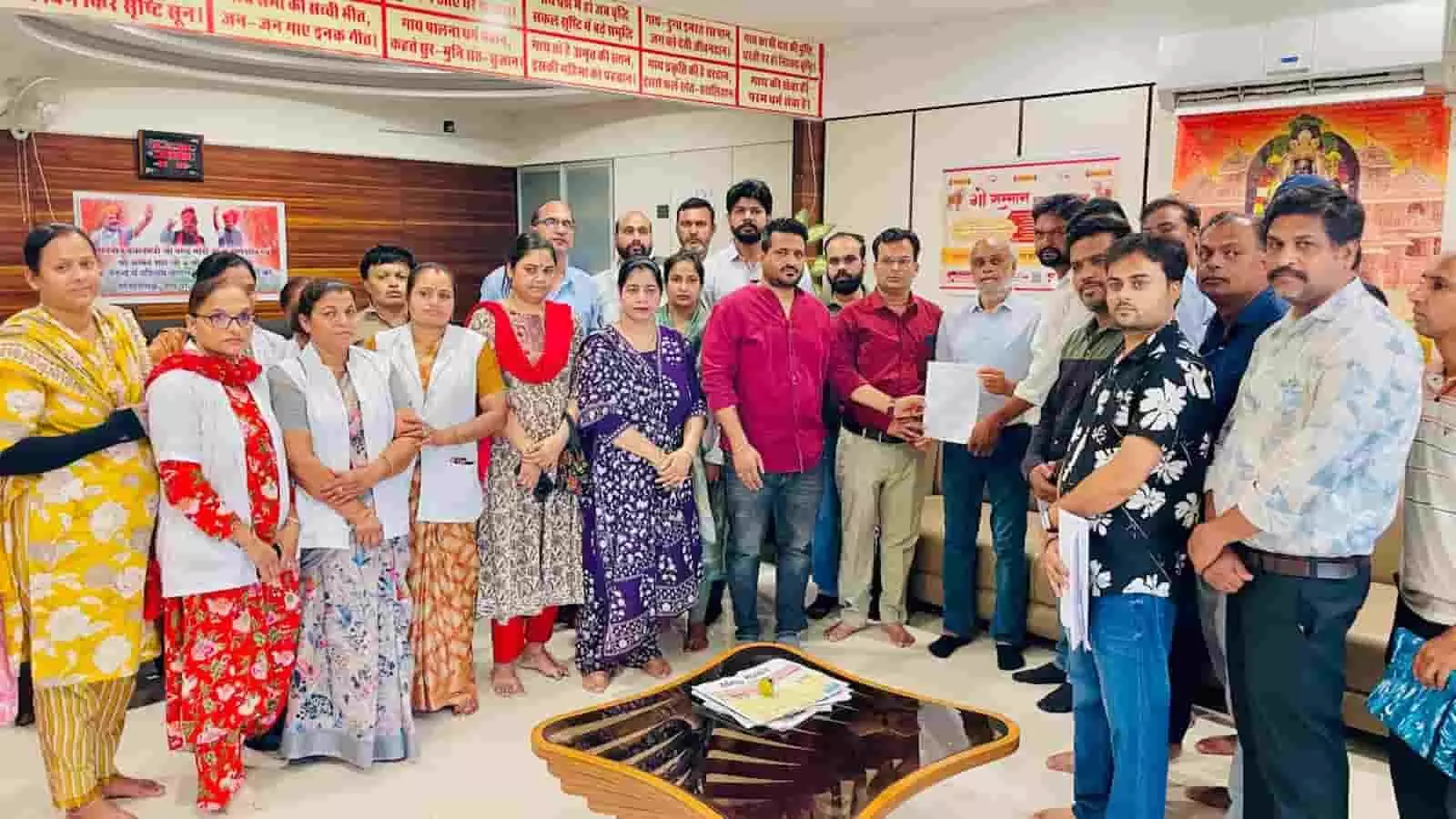 भीलवाड़ा में राजस्थान नर्सेज यूनियन के प्रतिनिधिमंडल द्वारा विधायक अशोक कुमार कोठारी को ज्ञापन सौंपने का दृश्य। भीलवाड़ा में राजस्थान नर्सेज यूनियन के प्रतिनिधिमंडल द्वारा विधायक अशोक कुमार कोठारी को ज्ञापन सौंपने का दृश्य।