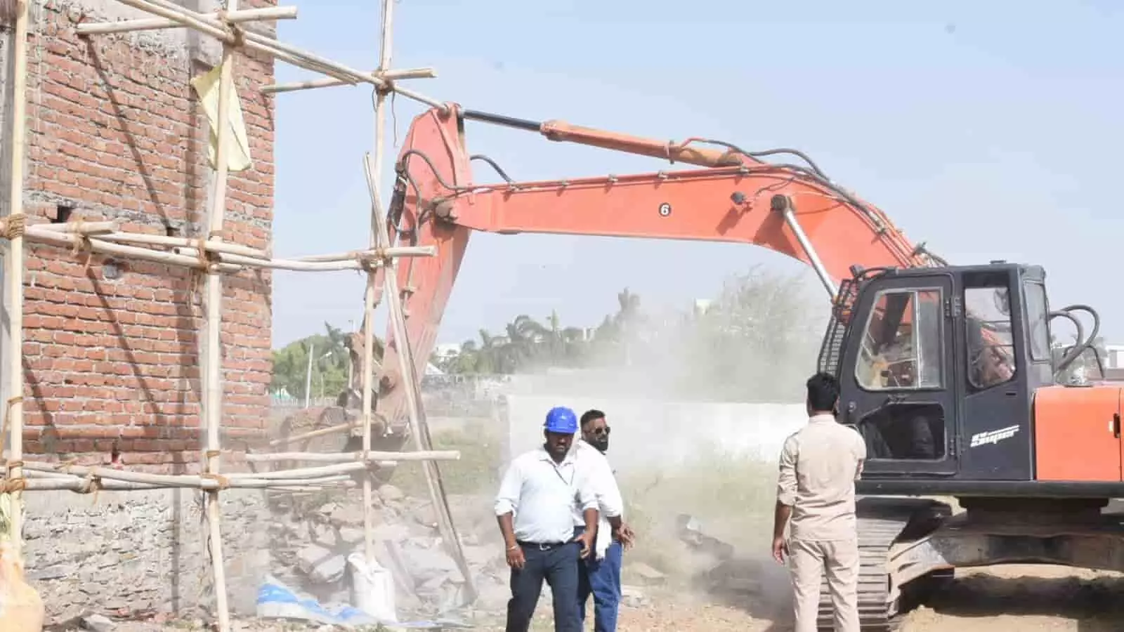 ब्यावर में बिचडली तालाब के पास प्रशासनिक अधिकारियों की मौजूदगी में जेसीबी मशीन से अवैध निर्माण को हटाया जा रहा है। ब्यावर में बिचडली तालाब के पास प्रशासनिक अधिकारियों की मौजूदगी में जेसीबी मशीन से अवैध निर्माण को हटाया जा रहा है।