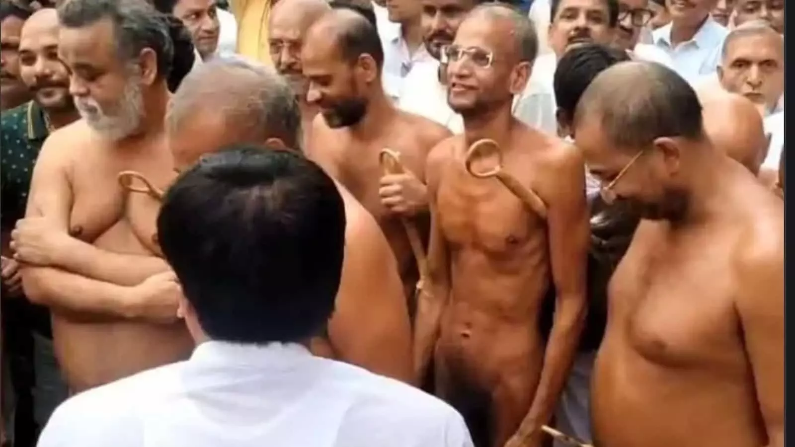 बामनवास में जैन साधुओं के पद विहार के दौरान सुरक्षा व्यवस्था का जायजा लेते प्रशासनिक अधिकारी। बामनवास में जैन साधुओं के पद विहार के दौरान सुरक्षा व्यवस्था का जायजा लेते प्रशासनिक अधिकारी।