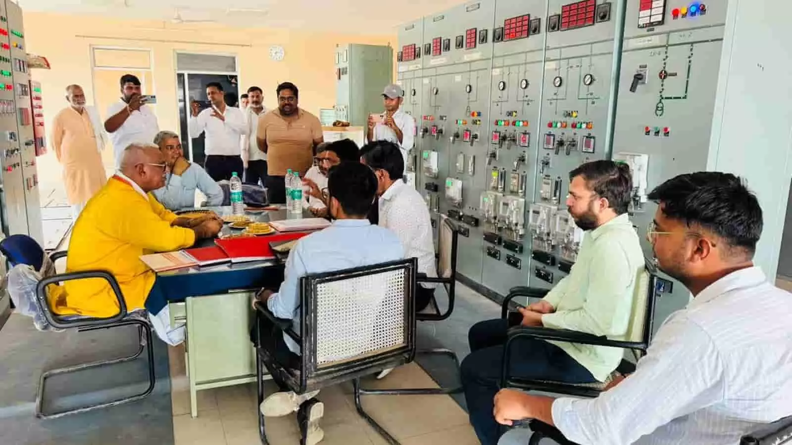 ग्रिड सब-स्टेशन नियंत्रण कक्ष में बैठक करते गृह राज्य मंत्री जवाहर सिंह बेढ़म और विद्युत अधिकारी। ग्रिड सब-स्टेशन नियंत्रण कक्ष में बैठक करते गृह राज्य मंत्री जवाहर सिंह बेढ़म और विद्युत अधिकारी।