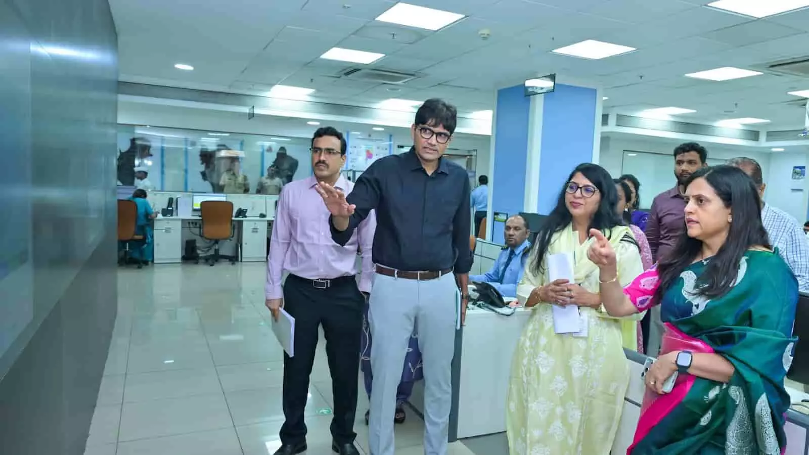 बीएमसी कमिश्नर अश्विनी भिडे नियंत्रण कक्ष में पंपों की निगरानी प्रणाली का निरीक्षण कर रही हैं। बीएमसी कमिश्नर अश्विनी भिडे नियंत्रण कक्ष में पंपों की निगरानी प्रणाली का निरीक्षण कर रही हैं।