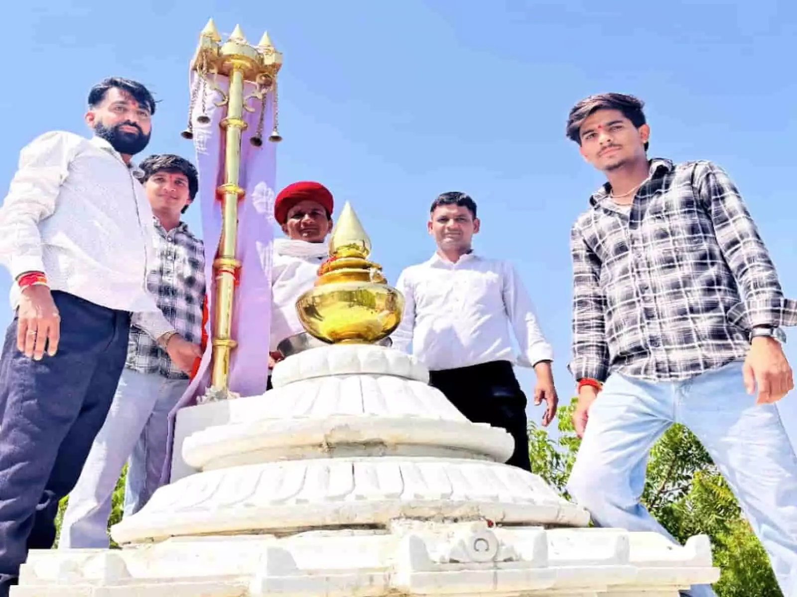 खेरोदा के वीर हनुमान मंदिर शिखर पर उदयलाल जनवा द्वारा राम दरबार पाटोत्सव के दौरान धर्म ध्वजा चढ़ाने का दृश्य।