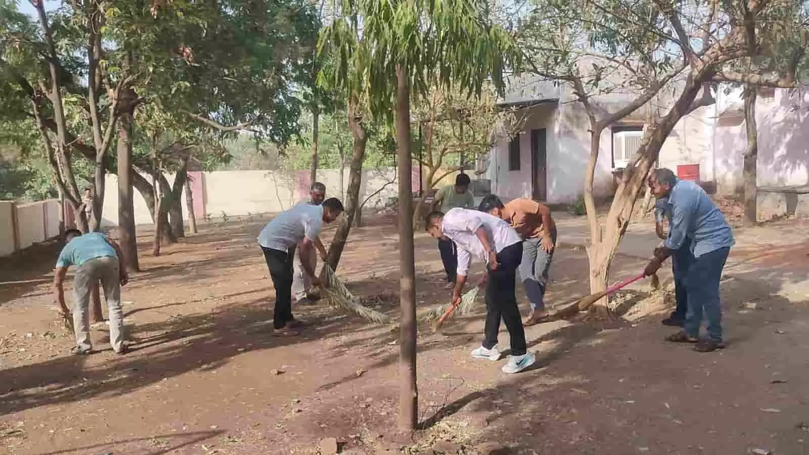 धोलापानी पुलिस थाने के परिसर में झाड़ू से सफाई करते हुए पुलिसकर्मी और थाना अधिकारी। धोलापानी पुलिस थाने के परिसर में झाड़ू से सफाई करते हुए पुलिसकर्मी और थाना अधिकारी।
