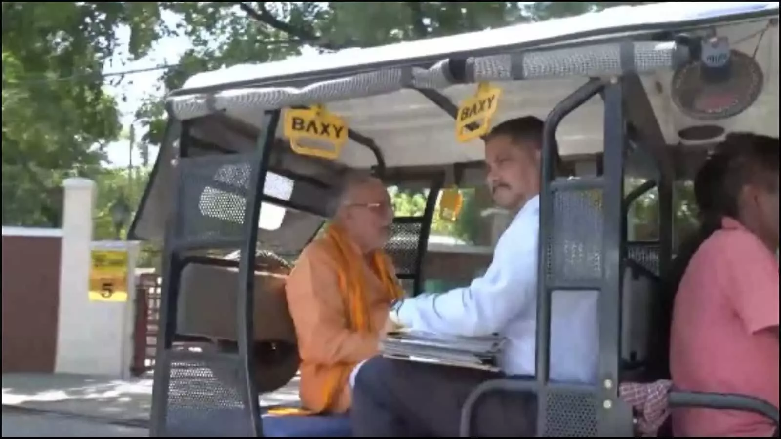 ई-रिक्शा में बैठे हुए वित्त मंत्री सुरेश खन्ना लखनऊ में विधानसभा मार्ग पर ईंधन संरक्षण के संदर्भ में दिख रहे हैं।