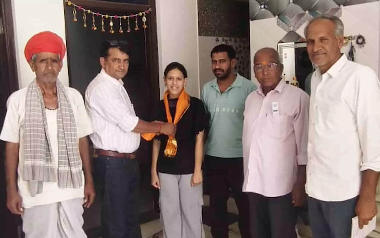 चोरवडी में NMMS परीक्षा उत्तीर्ण छात्रा नेहा मेनारिया को सम्मानित करते विद्यालय प्रधानाचार्य व ग्रामीण। चोरवडी में NMMS परीक्षा उत्तीर्ण छात्रा नेहा मेनारिया को सम्मानित करते विद्यालय प्रधानाचार्य व ग्रामीण।