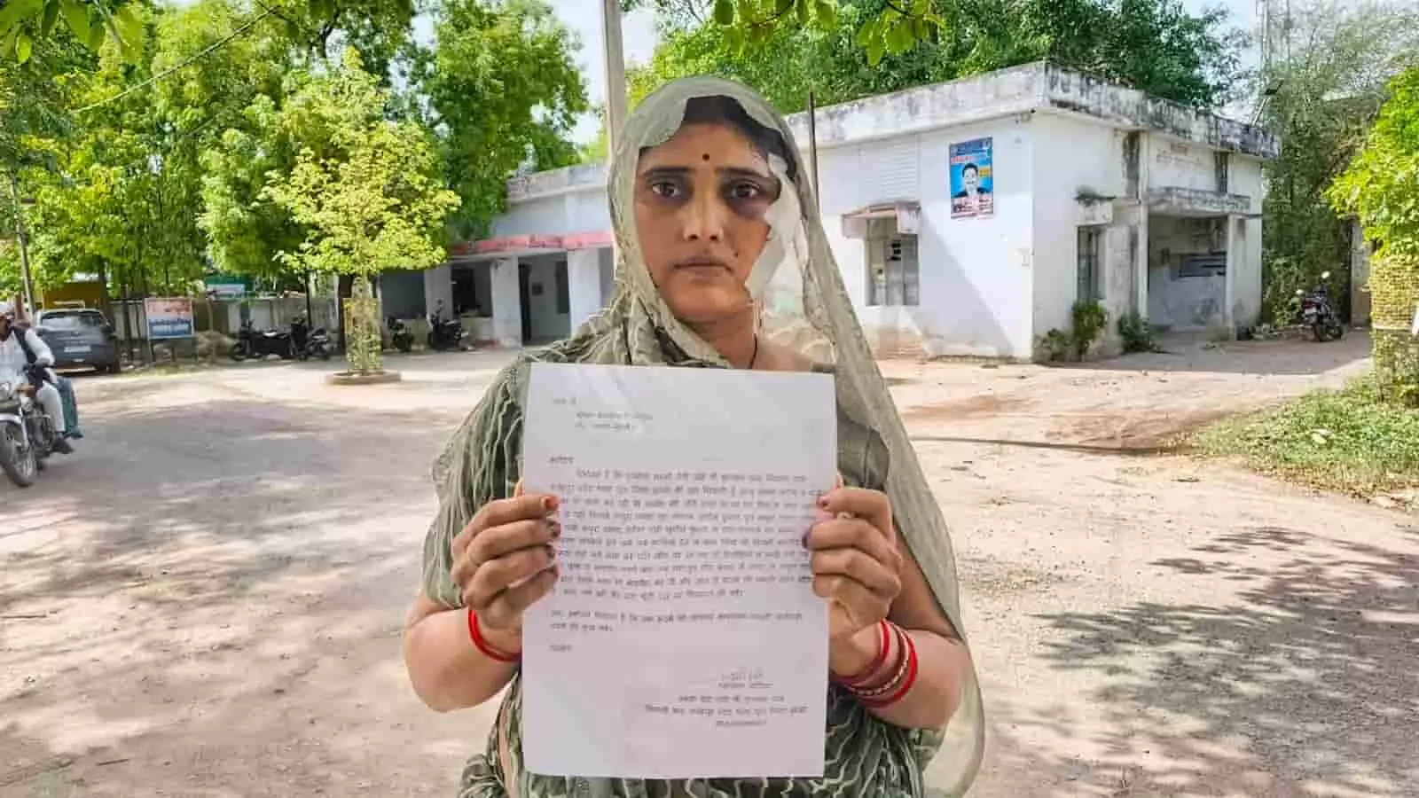 पूंछ थाना परिसर मोंठ झांसी में लिखित शिकायत पत्र देती घायल महिला लक्ष्मी देवी पूंछ थाना परिसर मोंठ झांसी में लिखित शिकायत पत्र देती घायल महिला लक्ष्मी देवी