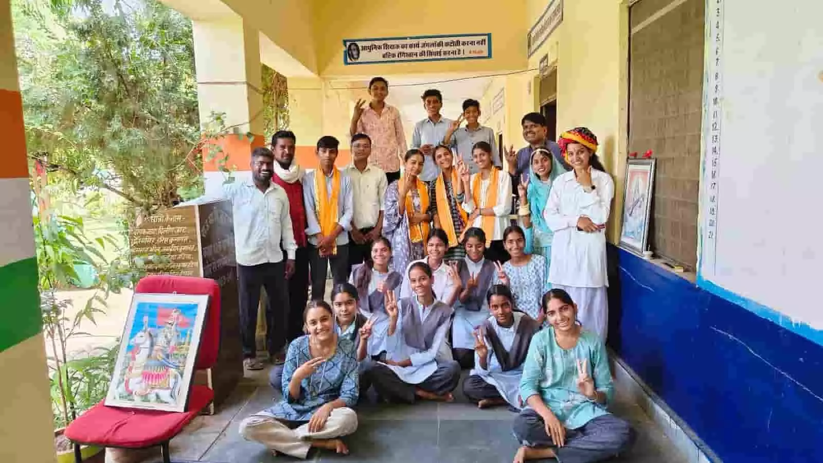 राजकीय उच्च माध्यमिक विद्यालय मुरला में आयोजित प्रतियोगिता में उपस्थित विद्यार्थी और शिक्षक। राजकीय उच्च माध्यमिक विद्यालय मुरला में आयोजित प्रतियोगिता में उपस्थित विद्यार्थी और शिक्षक।